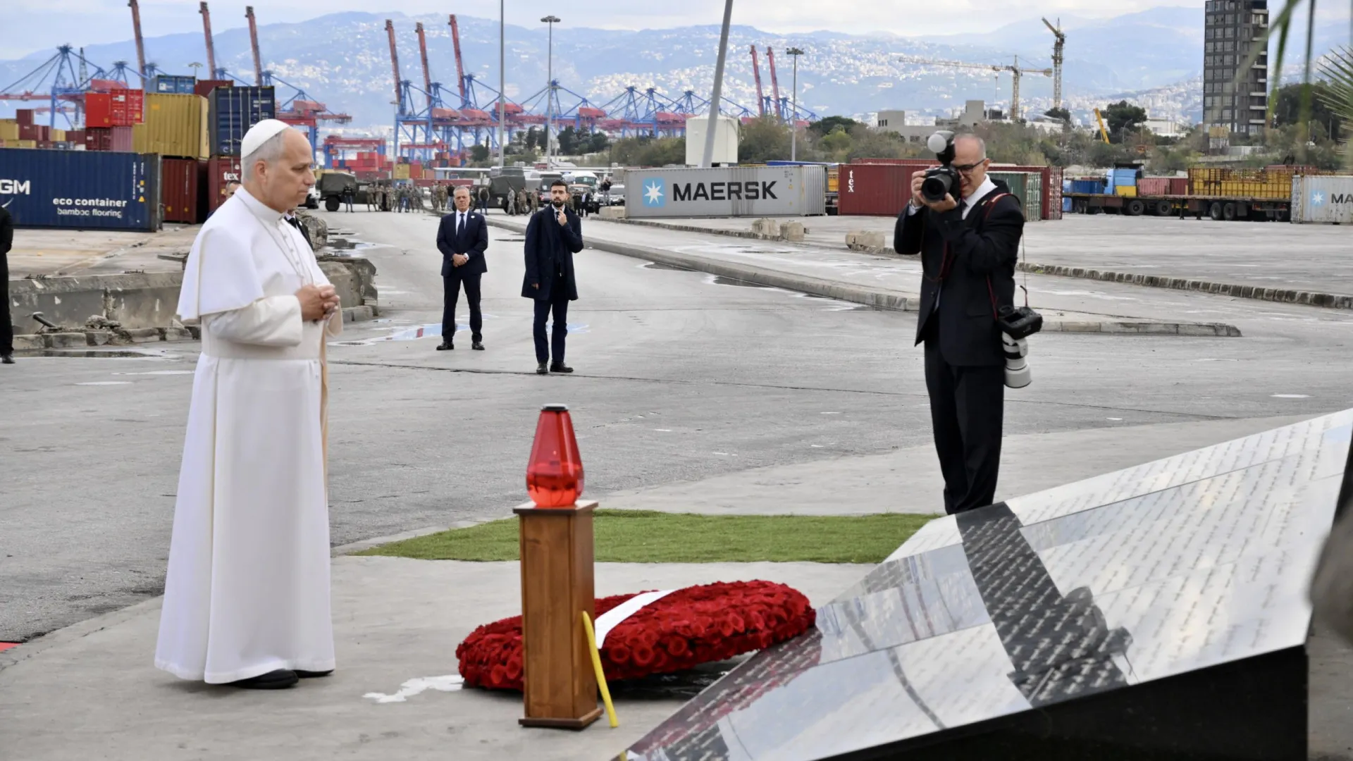 
                    Papa Leão XIV rezou no local da explosão no porto de Beirute
                