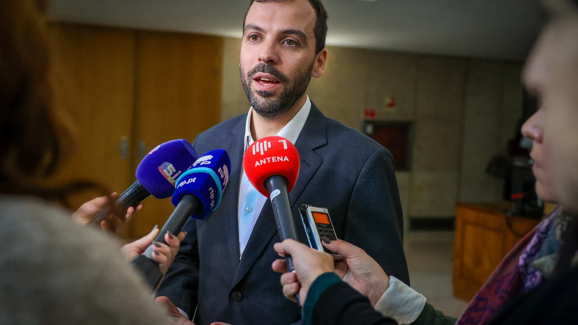 
                    Pinto condena divulgação de escutas a Costa e pede PGR 