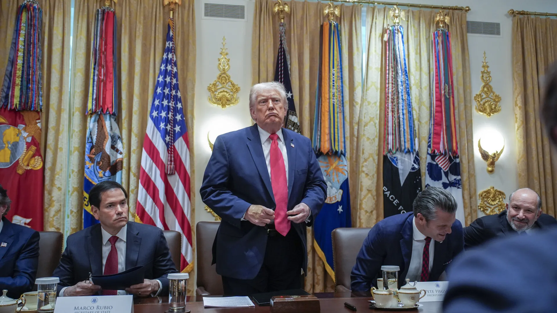 
                    Trump anuncia alivio nas restrições ao consumo de combustível dos veículos
                