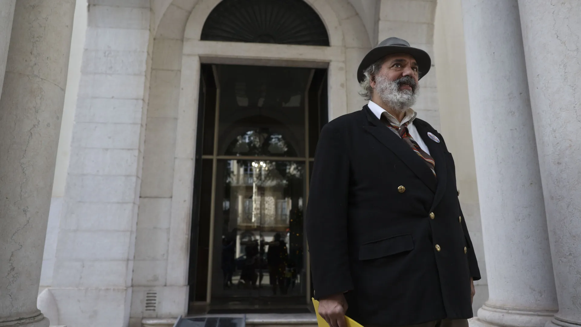 
                    Manuel João Vieira entrega assinaturas ao TC para formalizar candidatura
                