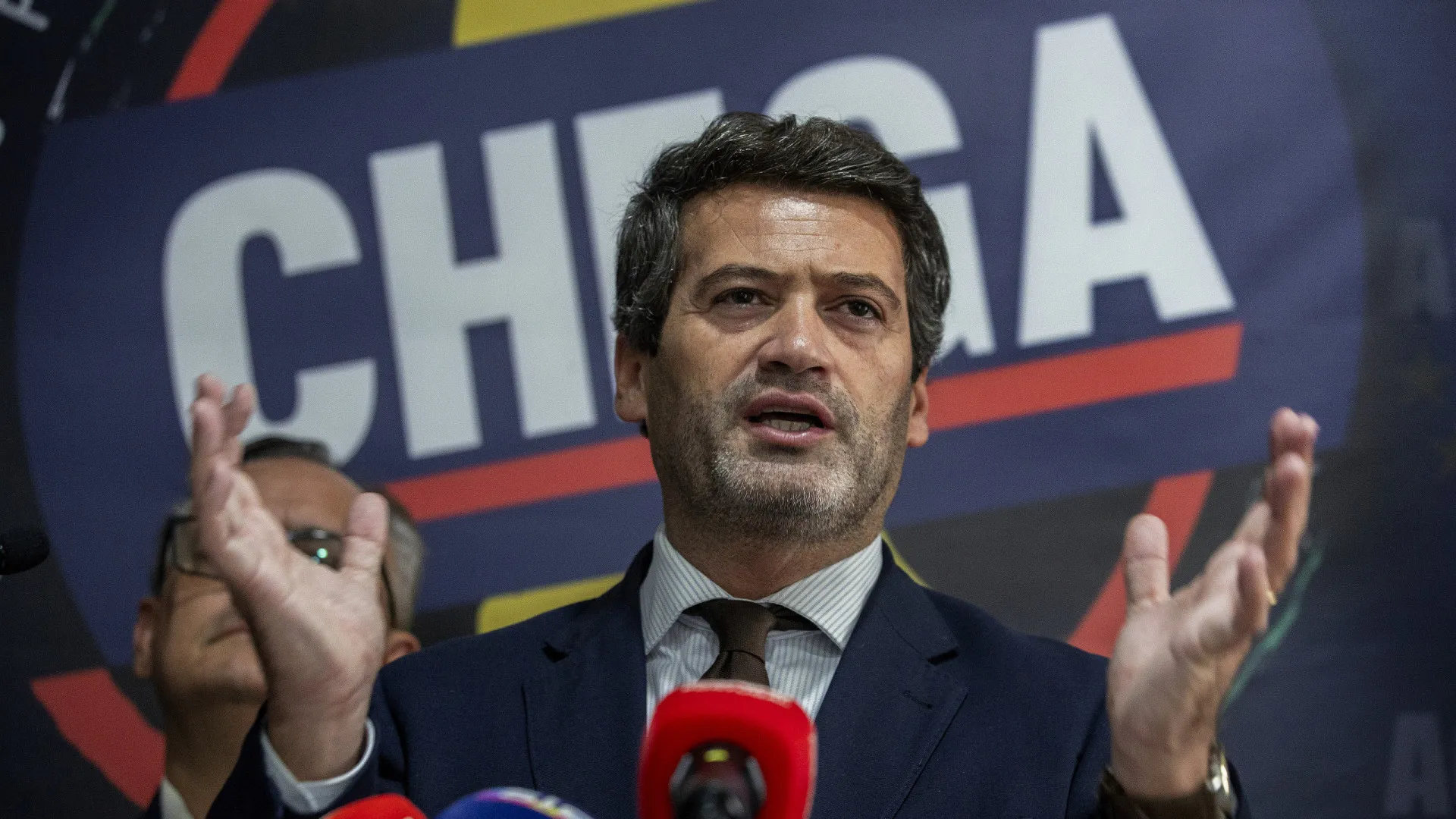 
                    Cartazes polémicos: André Ventura dispensado da sala de audiências
                