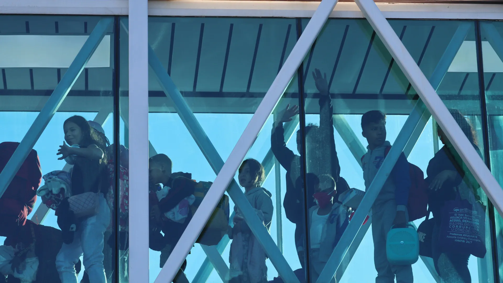 
                    EUA extinguem plano de reunificação familiar para sete países latino-americanos
                