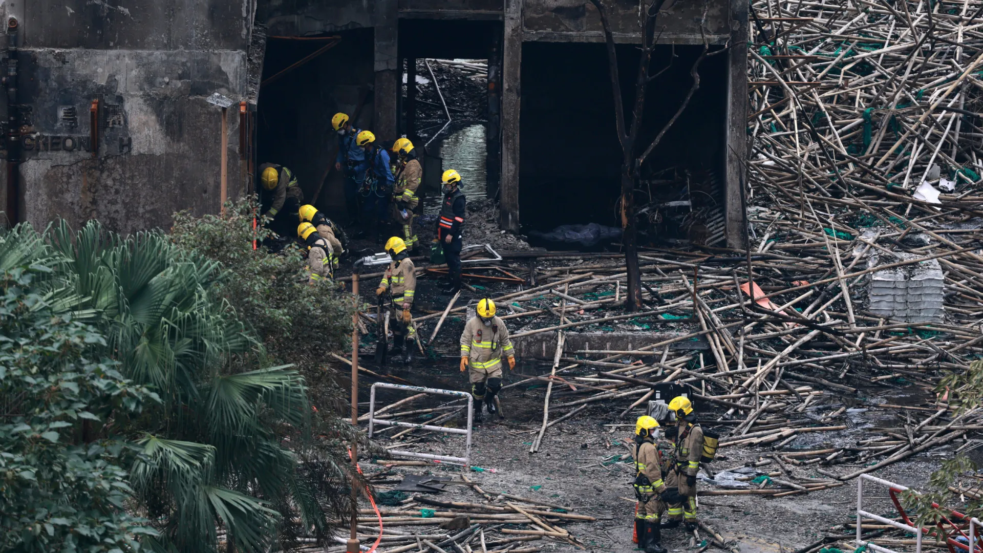 
                    Estudantes que exigiram justiça após incêndio em Hong Kong suspensos
                