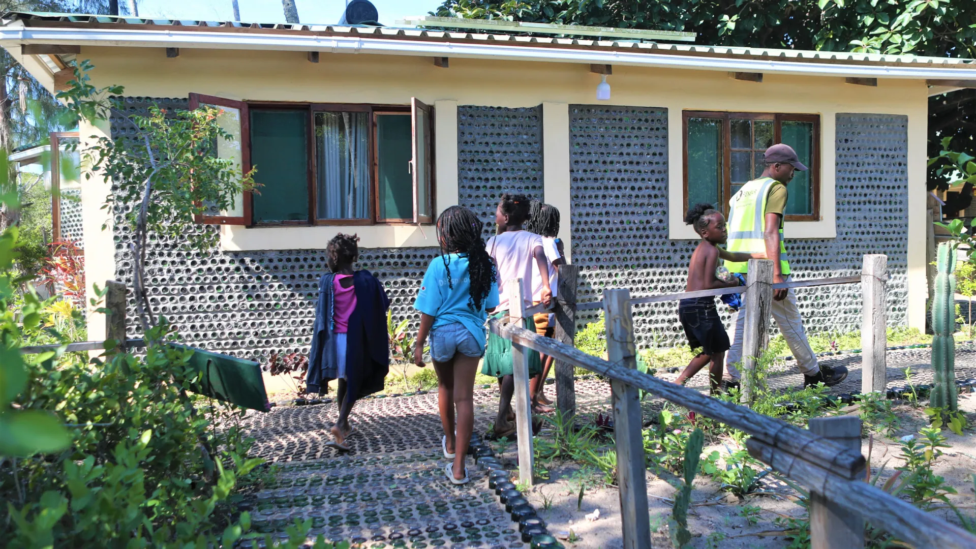 
                    Casa de vidro construída com 200 mil garrafas recolhidas em praia de Maputo
                