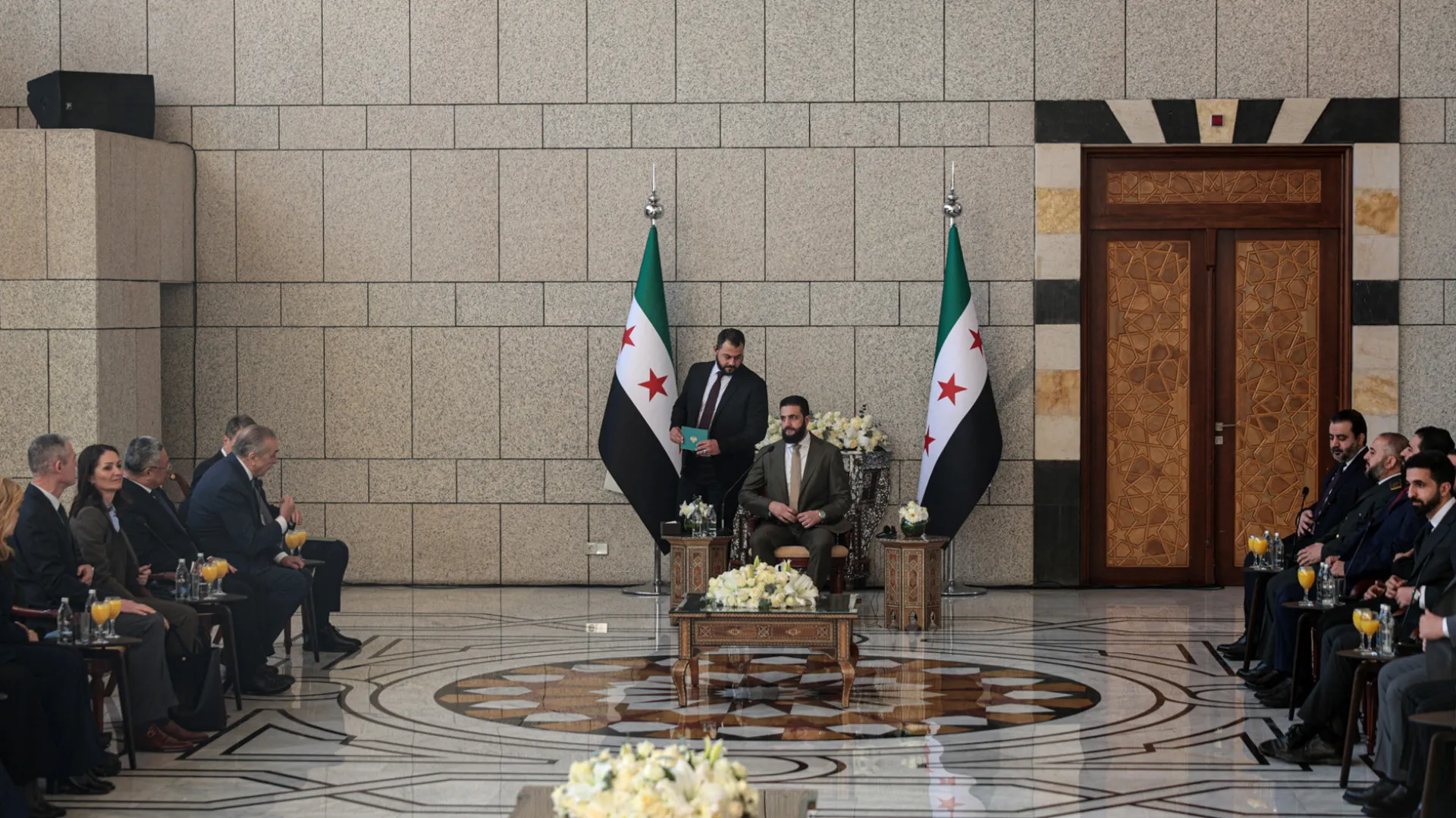 
                    Canadá anuncia suspensão das sanções contra a Síria por terrorismo
                