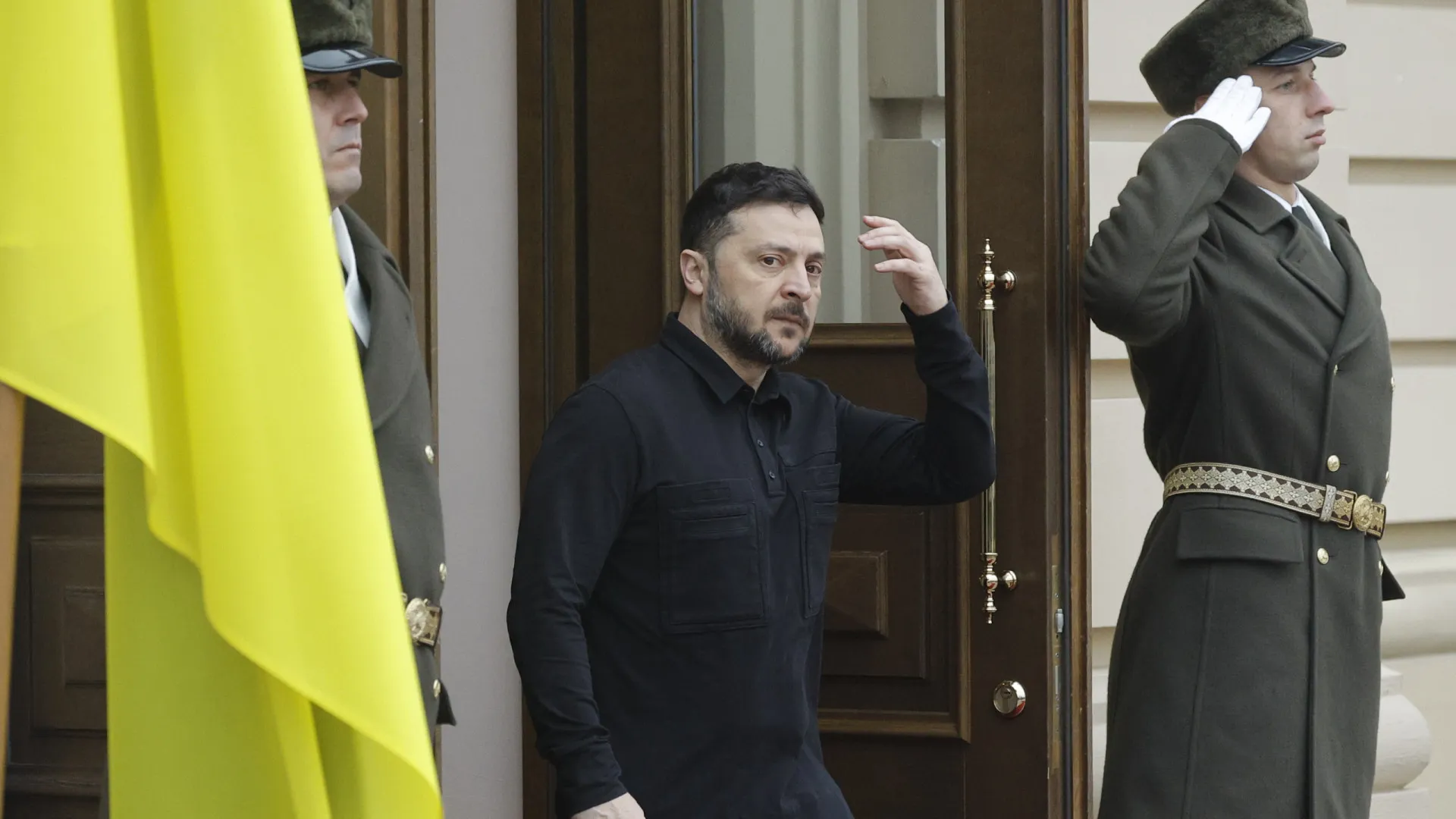 
                    Zelensky conversa por telefone com negociadores da Ucrânia e enviados dos EUA
                