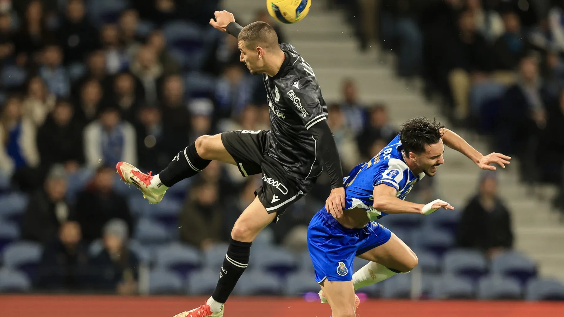 
                    FC Porto e Vitória em estado de graça, Sporting e Benfica atentos
                