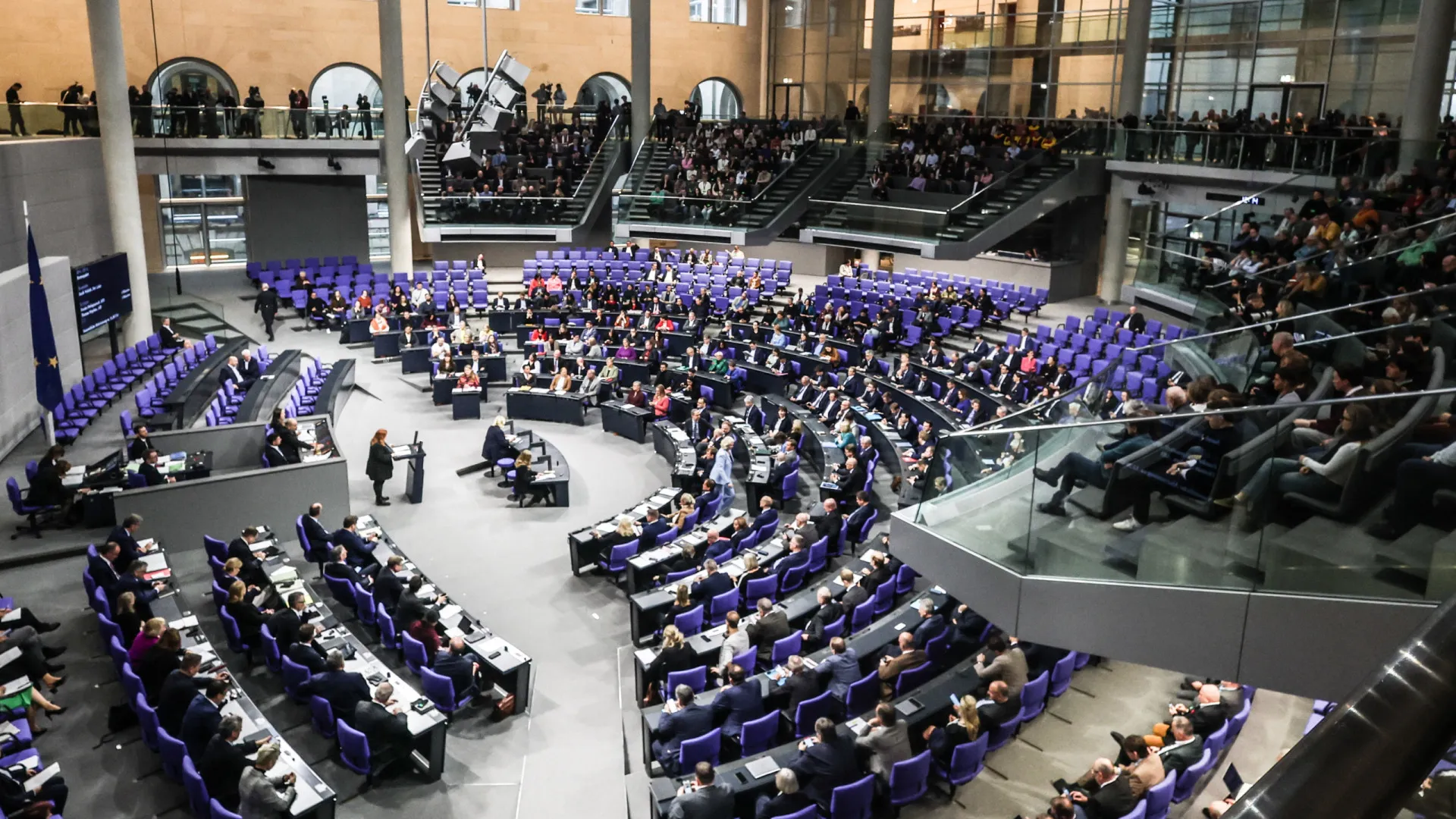 
                    Alemanha aprova plano para aumentar recrutas e abre porta a serviço obrigatório
                