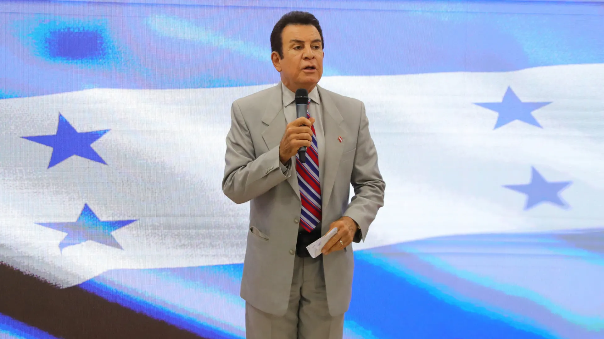 
                    Candidato presidencial das Honduras denuncia 