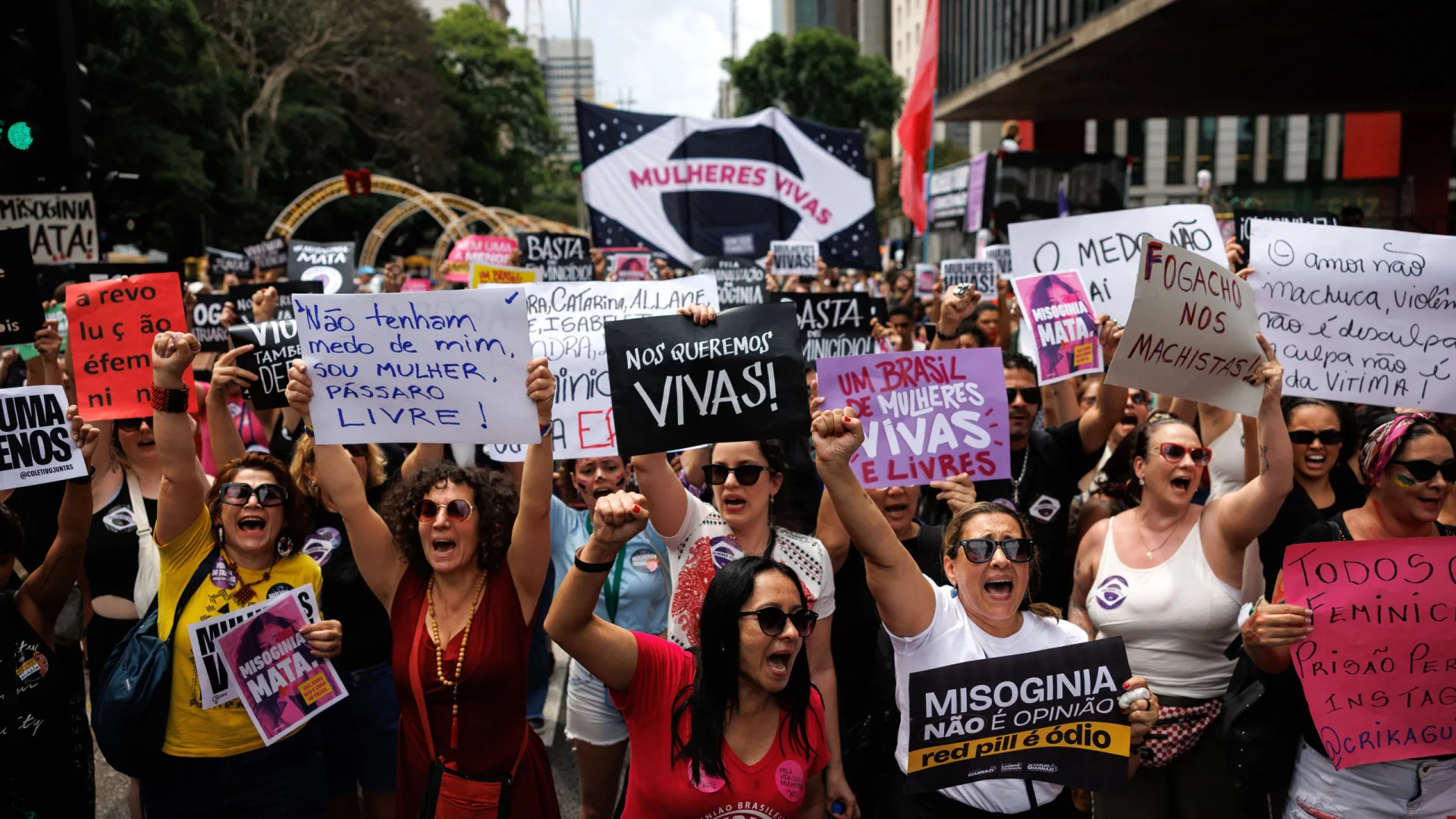 
                    Dezenas de milhares de mulheres manifestam-se no Brasil contra violência de género
                