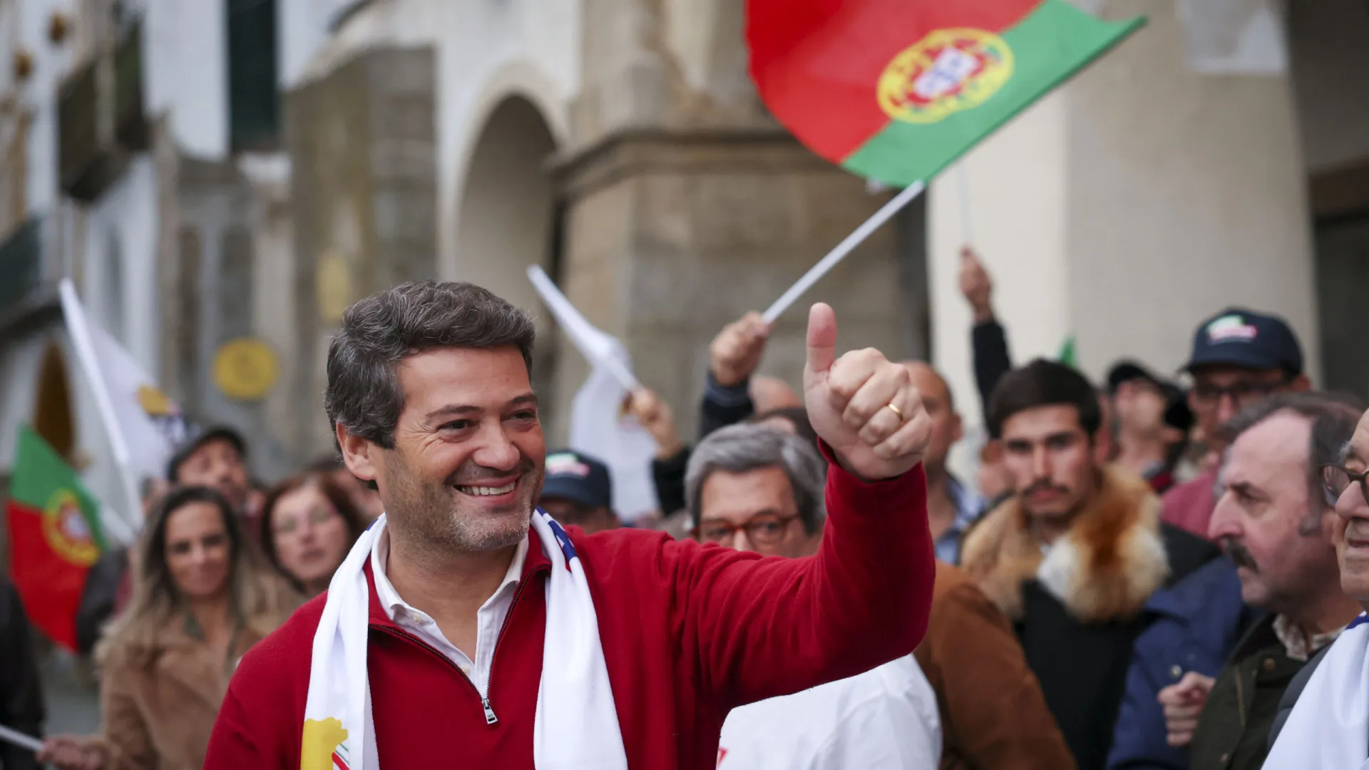 
                    Ventura quer economia ao 