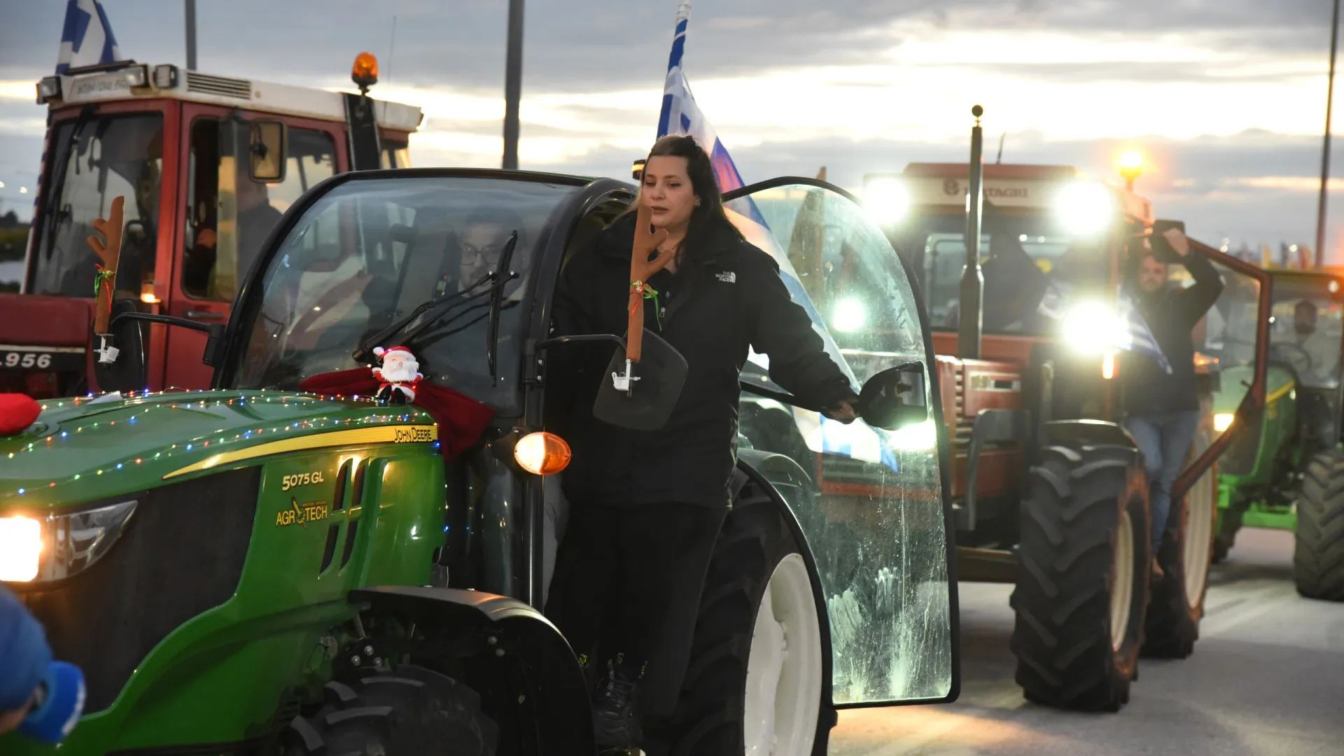 
                    Quase 25.000 tratores nas estradas na Grécia contra atrasos nos apoios
                