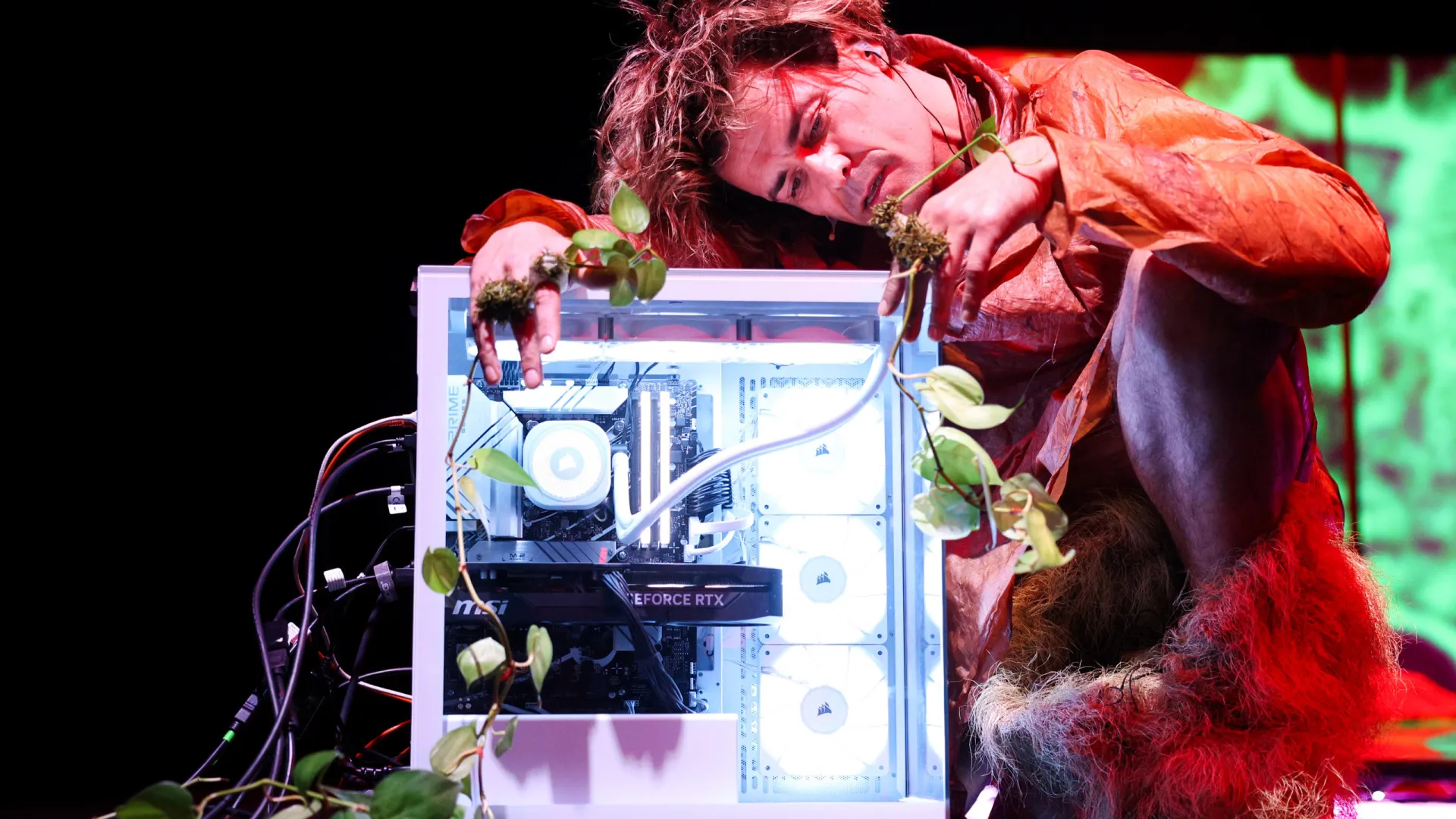 
                    Primeiro espetáculo de teatro com IA põe Albano Jerónimo a dialogar com computador
                