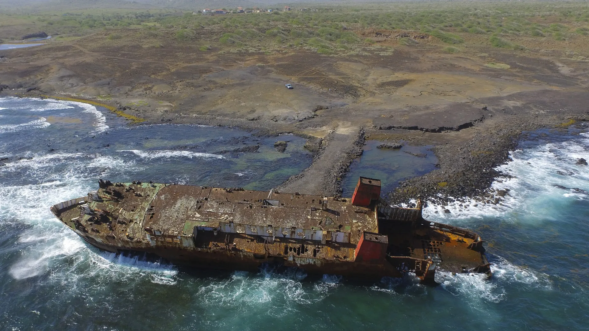 
                    Aldeia de Cabo Verde convive com navio naufragado e cada vez mais curiosos
                