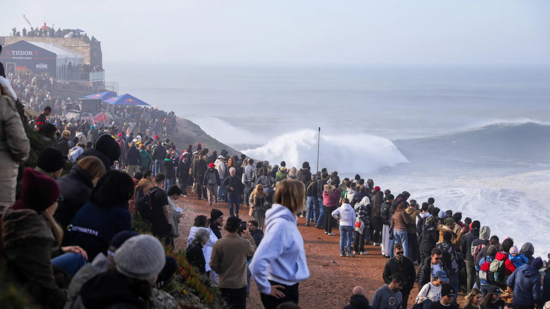 
                    Nazaré. Dupla luso-francesa lidera 1.ª sessão na prova de ondas gigantes
                
