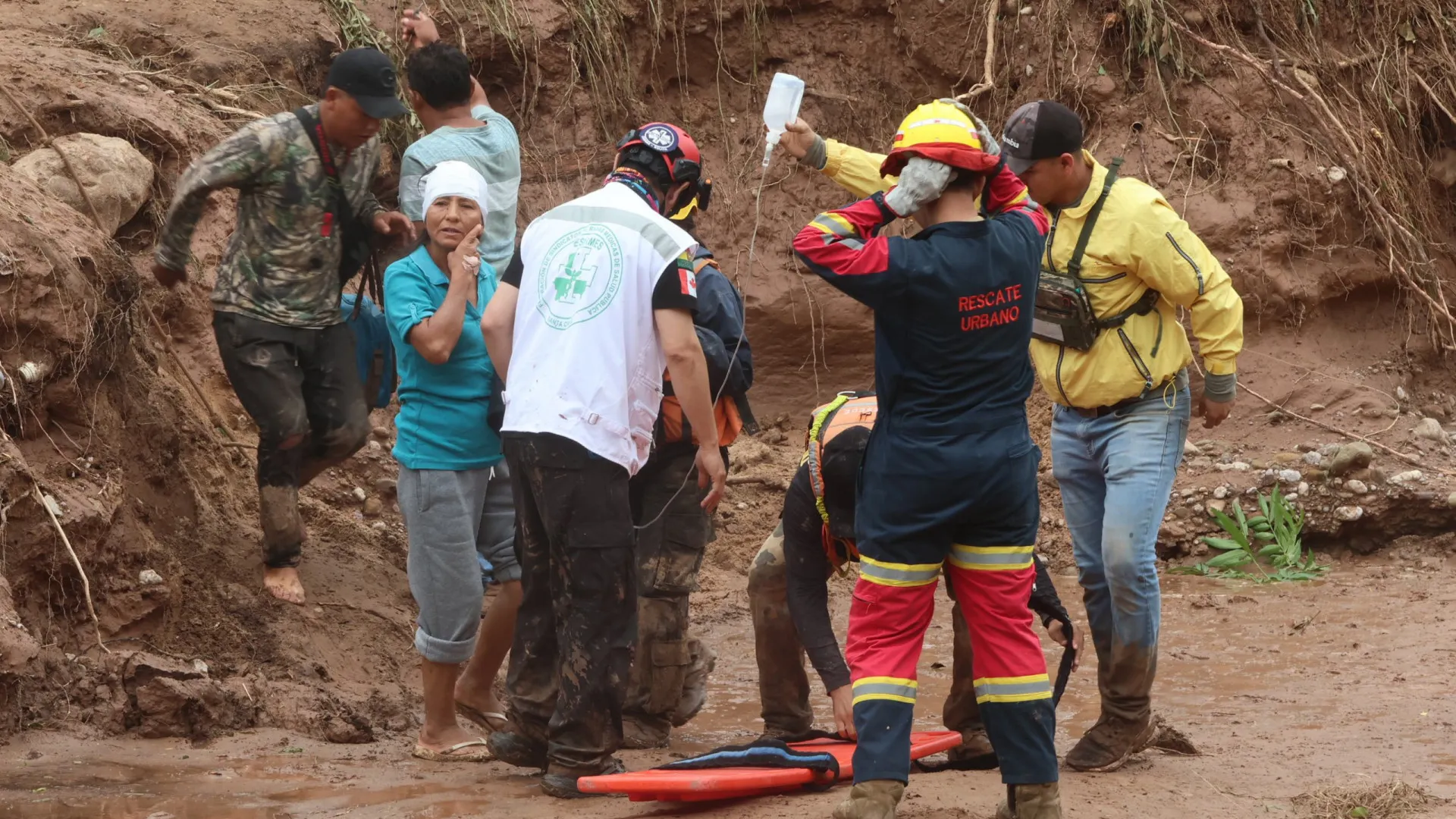 
                    Pelo menos três mortos após inundações na Bolívia. Há 18 desaparecidos
                