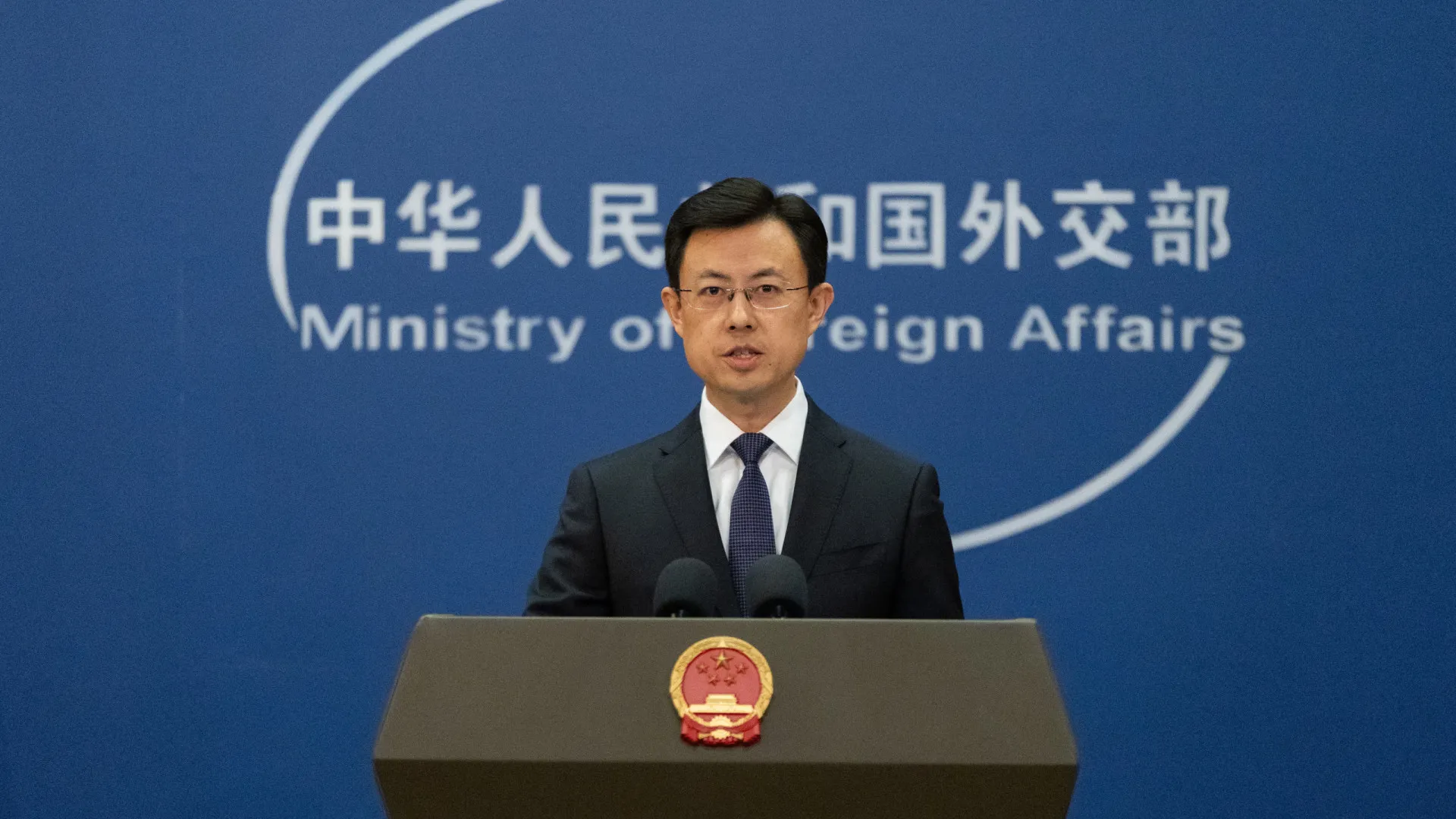 
                    China diz que EUA enviam 