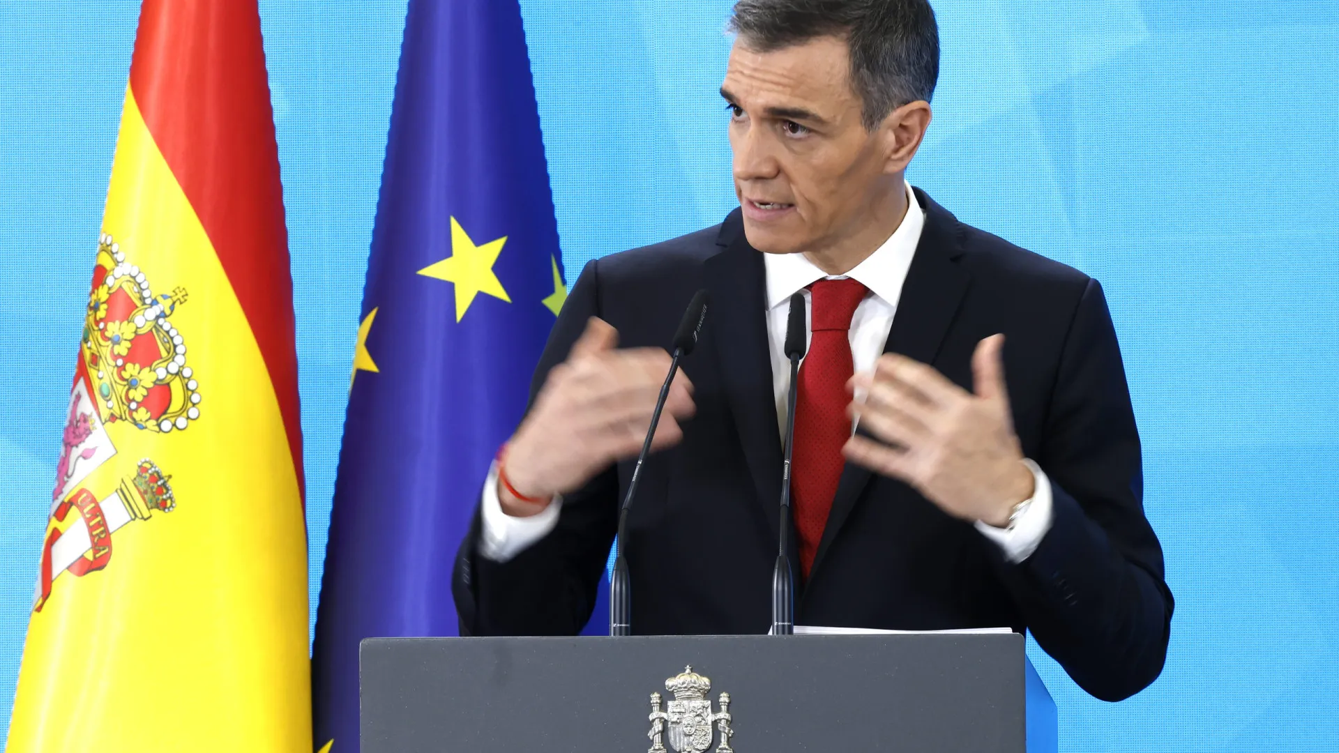 
                    Sánchez diz que vai continuar com legislatura apesar de contexto difícil
                