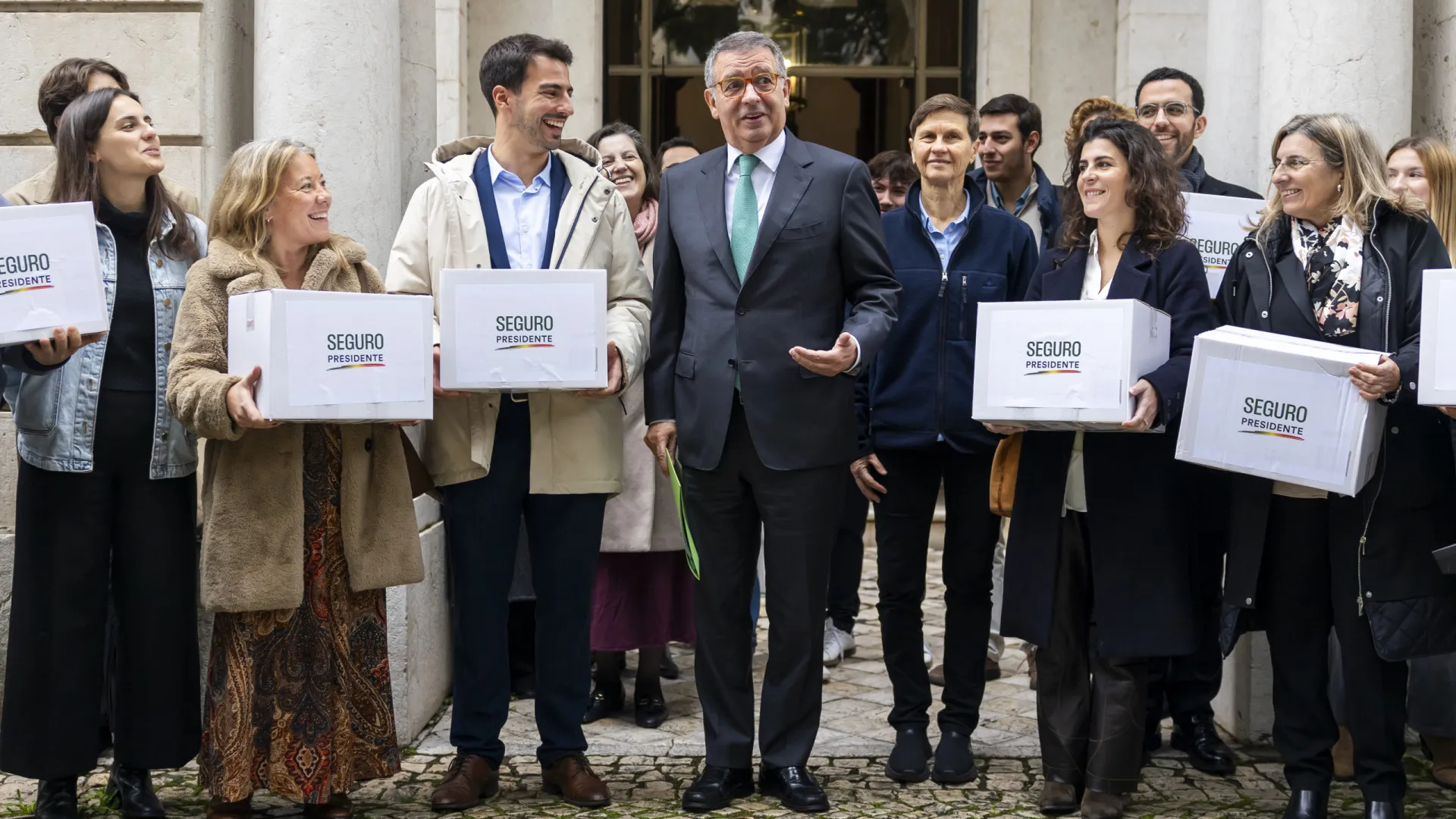 
                    Seguro formaliza candidatura a Belém com entrega de 10 mil assinaturas
                