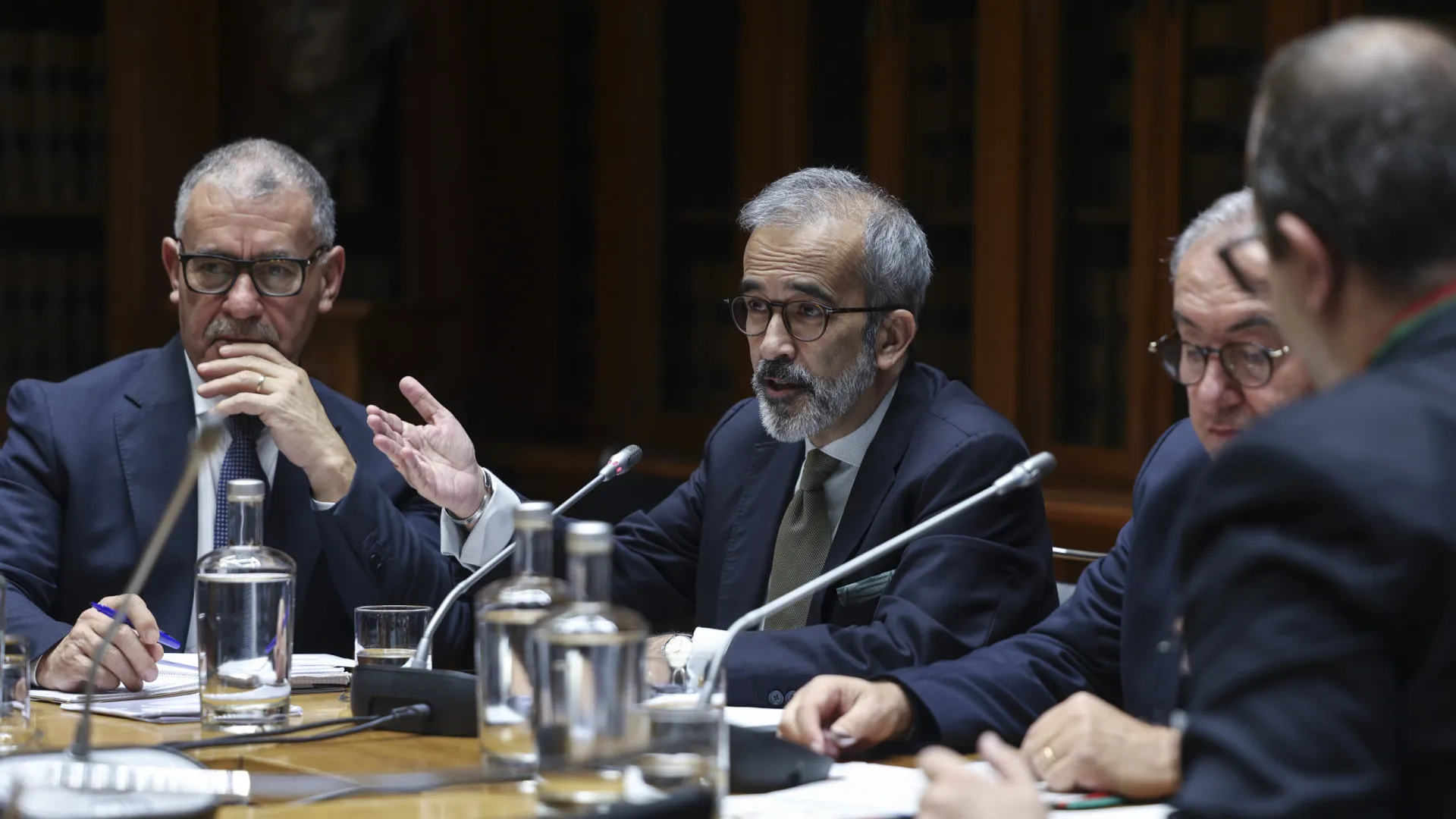 
                    Lisboa contacta Bissau e exige libertação de detidos após golpe
                