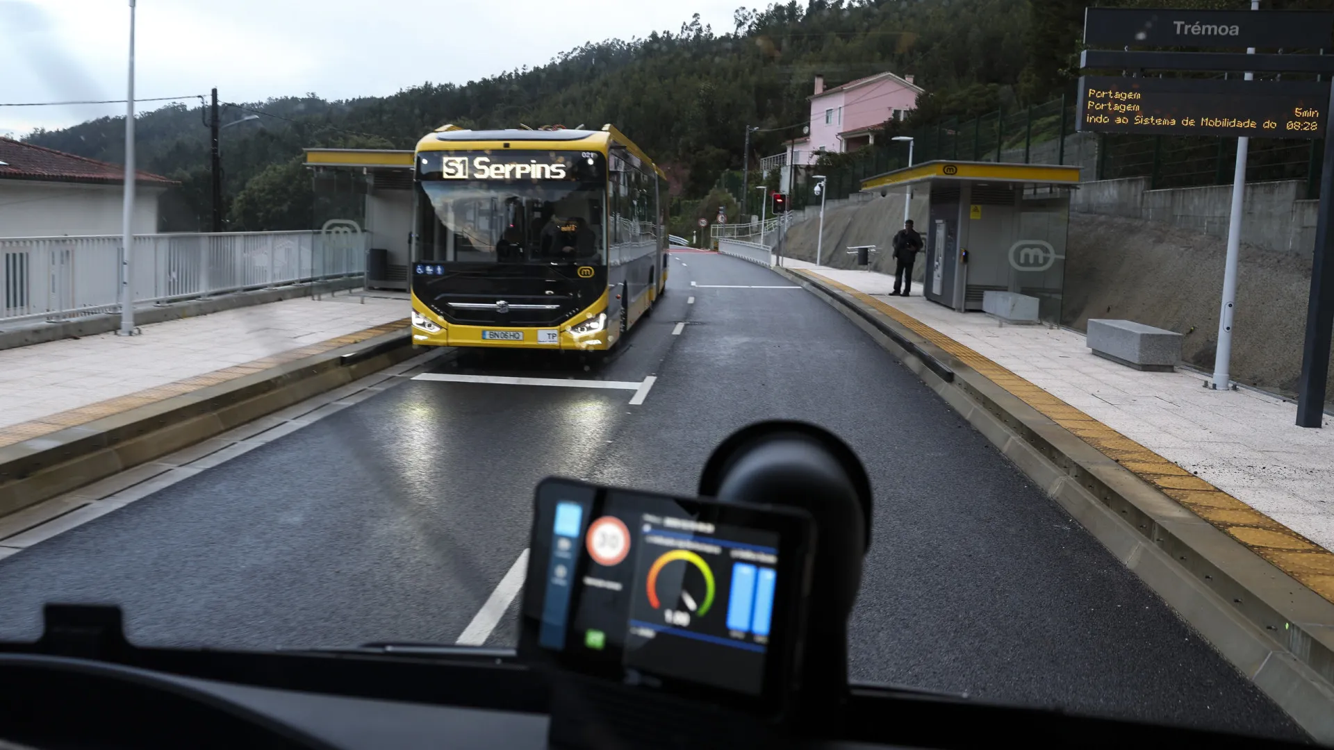 
                    Saudades, expectativas e algum ceticismo no arranque do 'metrobus' na Lousã
                