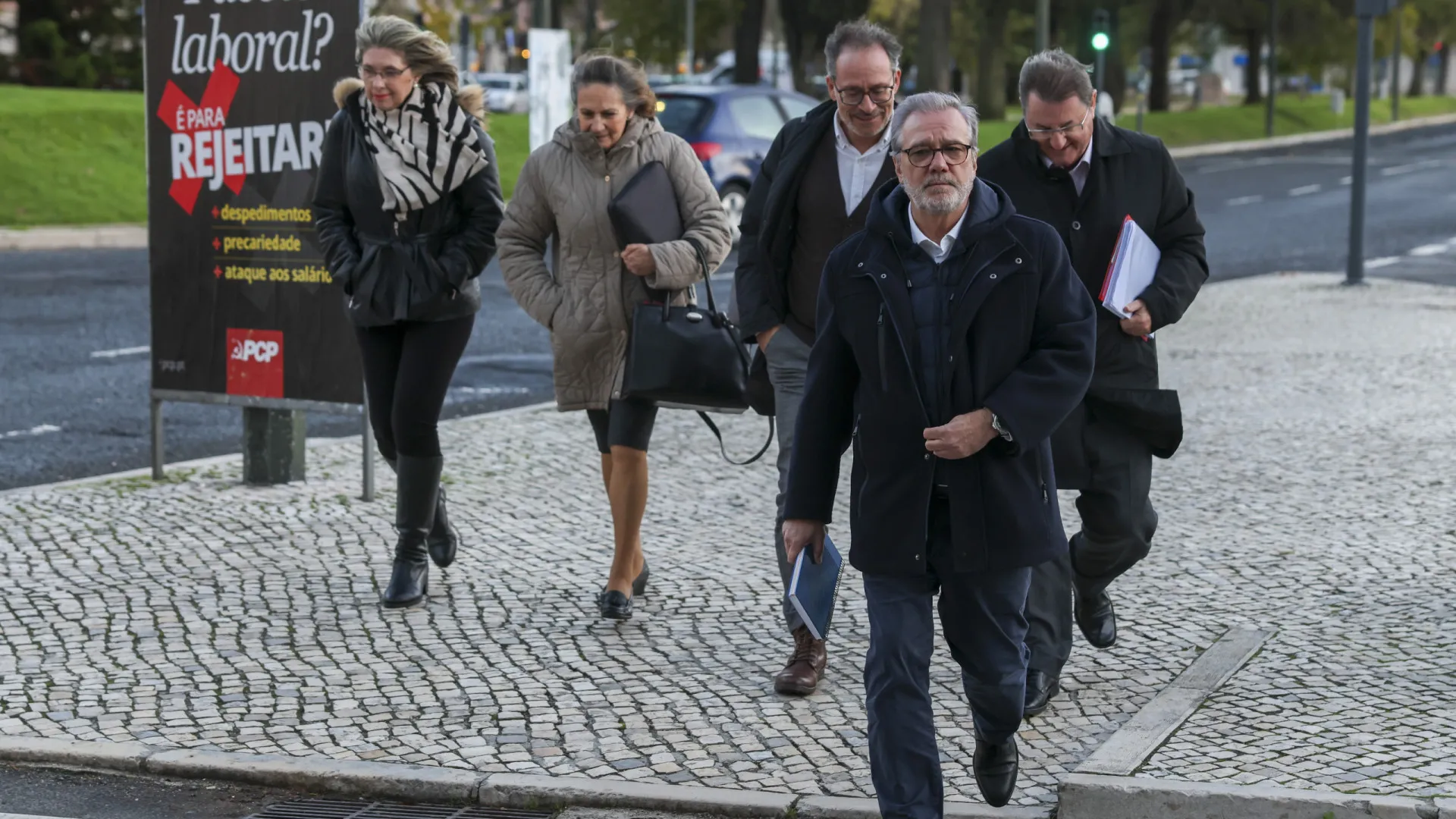 
                    Governo reúne-se com patrões e UGT para discutir alterações à lei laboral
                