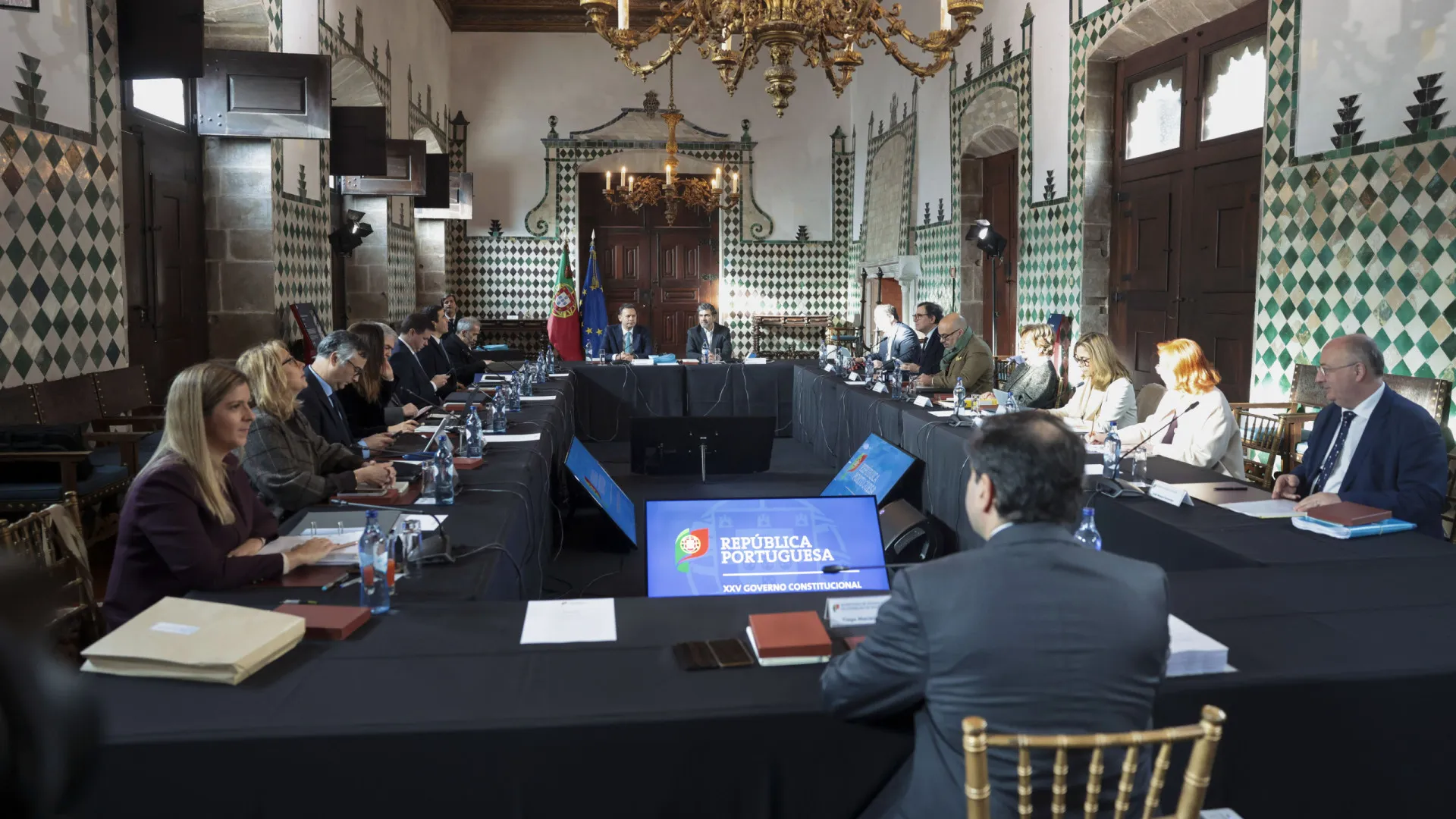 
                    Governo aprova subida do salário mínimo: 