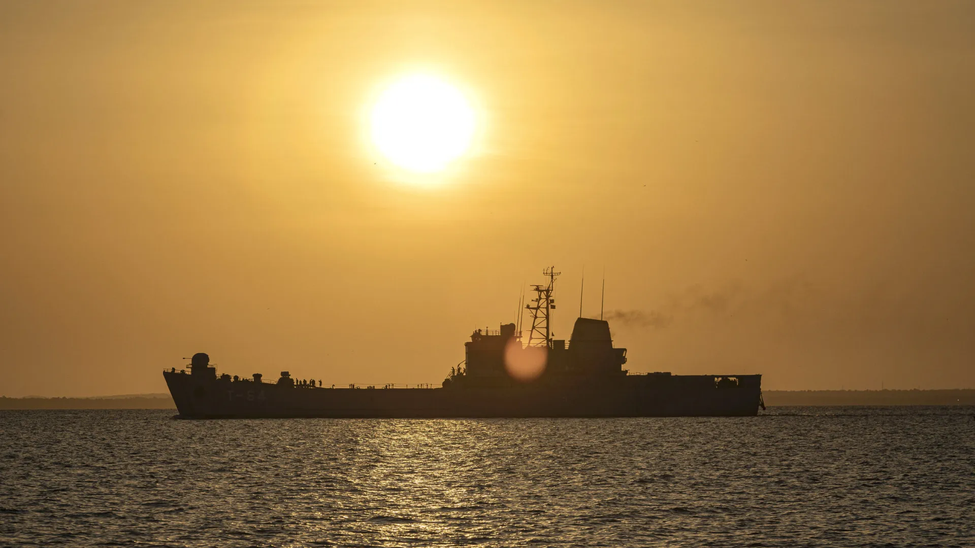 
                    Marinha dos EUA destrói nova embarcação nas Caraíbas. Há 3 três mortos
                