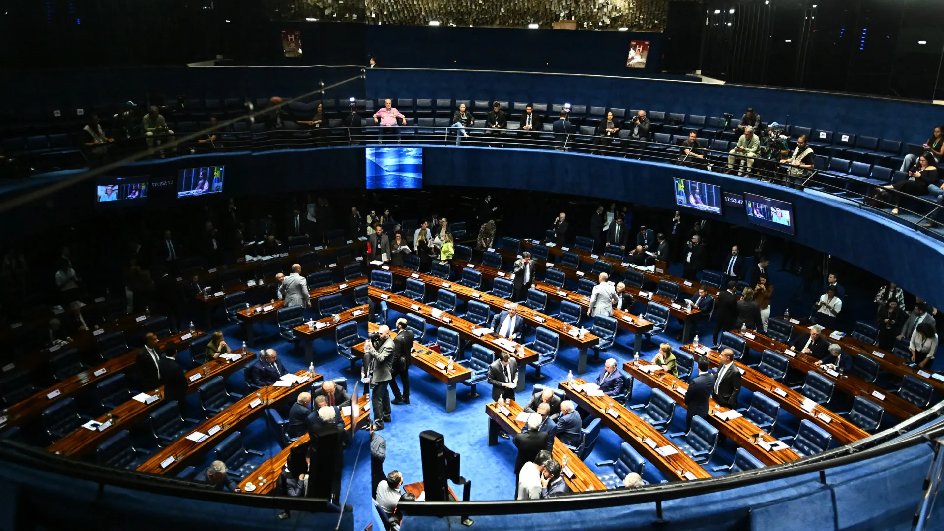 
                    Senado aprova projeto de lei que tenta reduzir pena de Bolsonaro
                