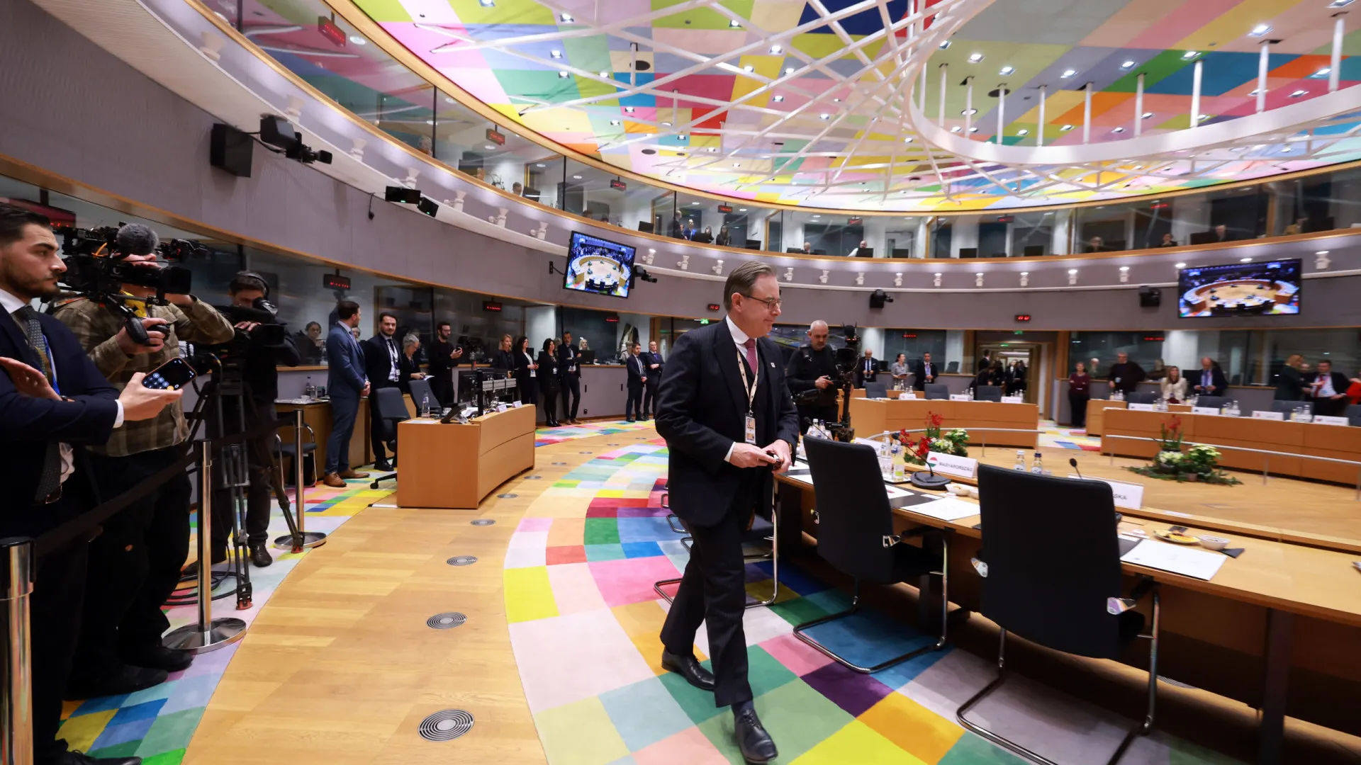 
                    Líderes da UE tentam hoje enviar sinal de unidade face a ameaças dos EUA
                