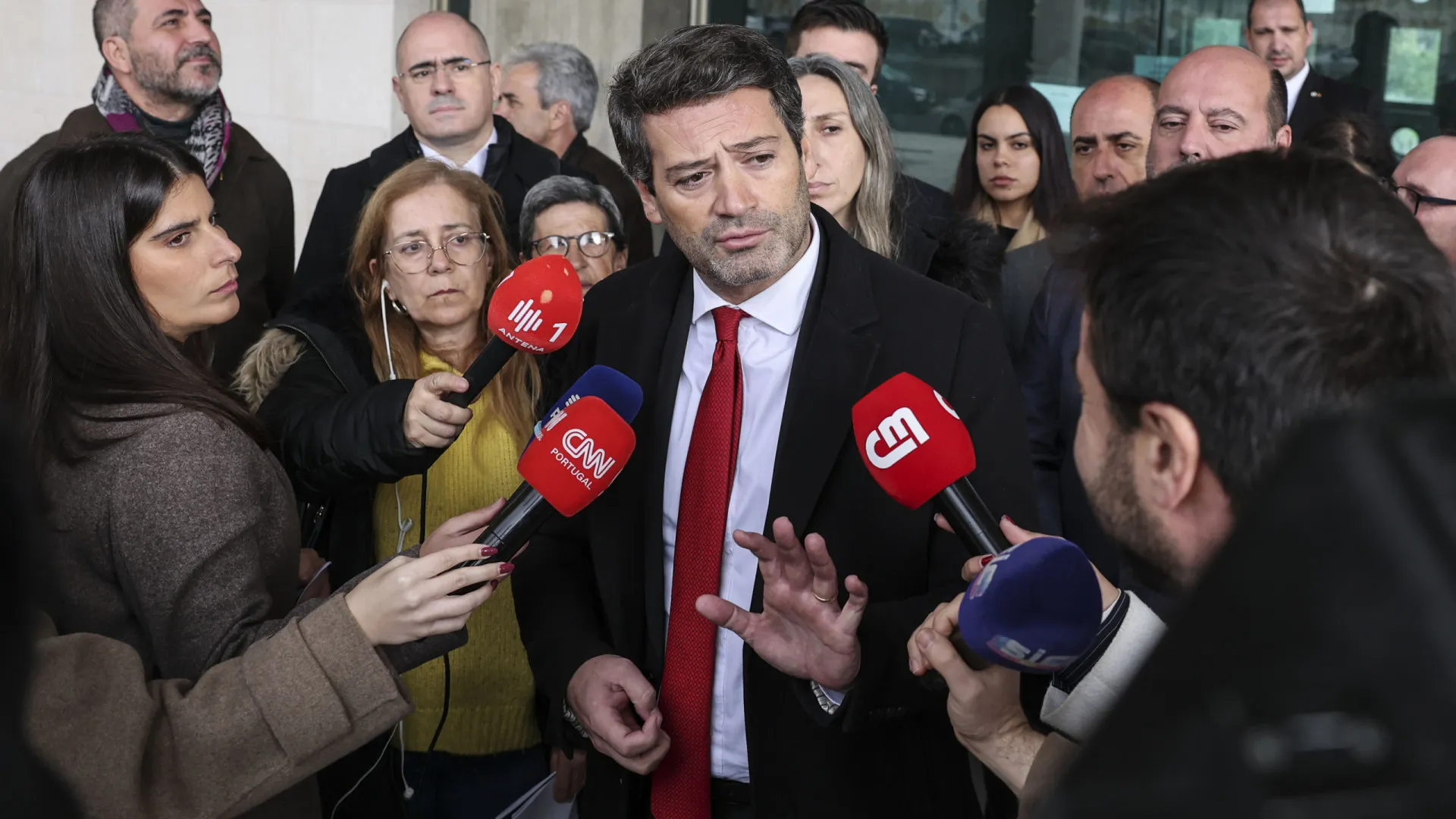 
                    Cartazes sobre ciganos? Ventura reage a condenação: 