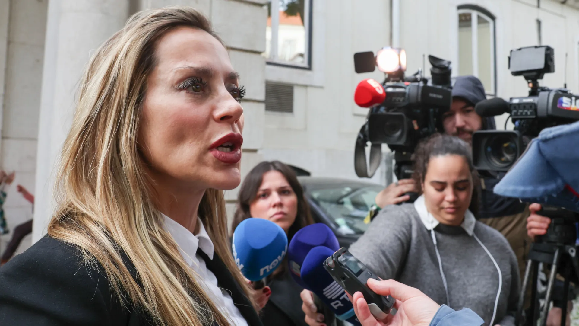 
                    Joana Amaral Dias quer defender soberania perante 