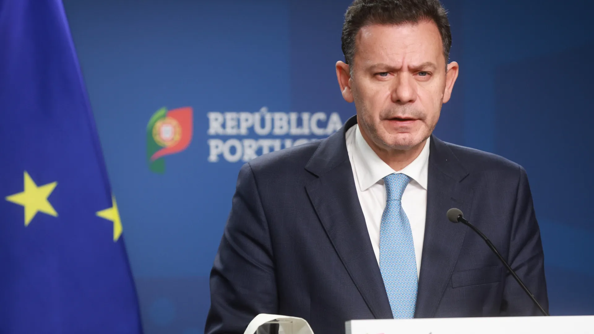 
                    Montenegro de férias é substituído por Rangel e depois por Sarmento
                