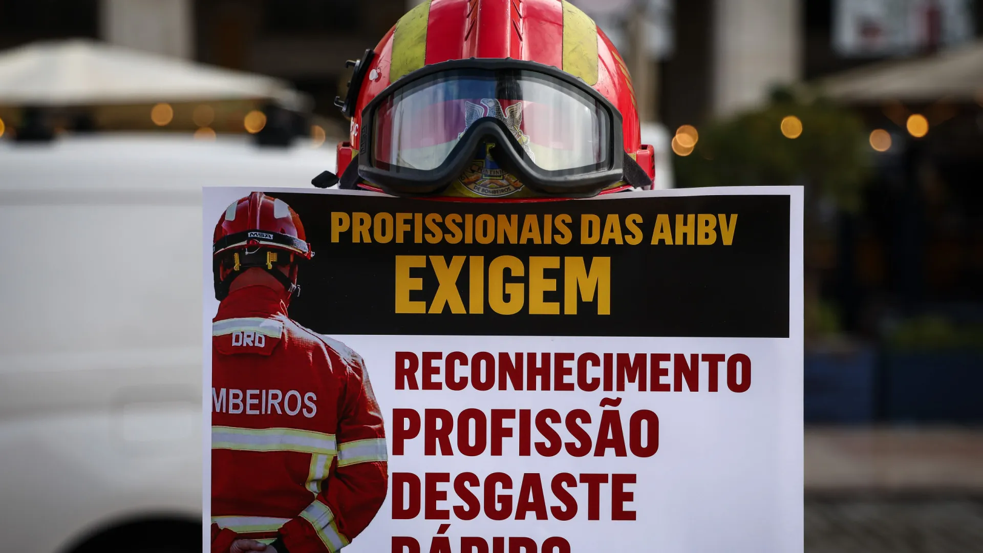 
                    Bombeiros voluntários entregaram ao Governo resolução para a criação de carreira
                