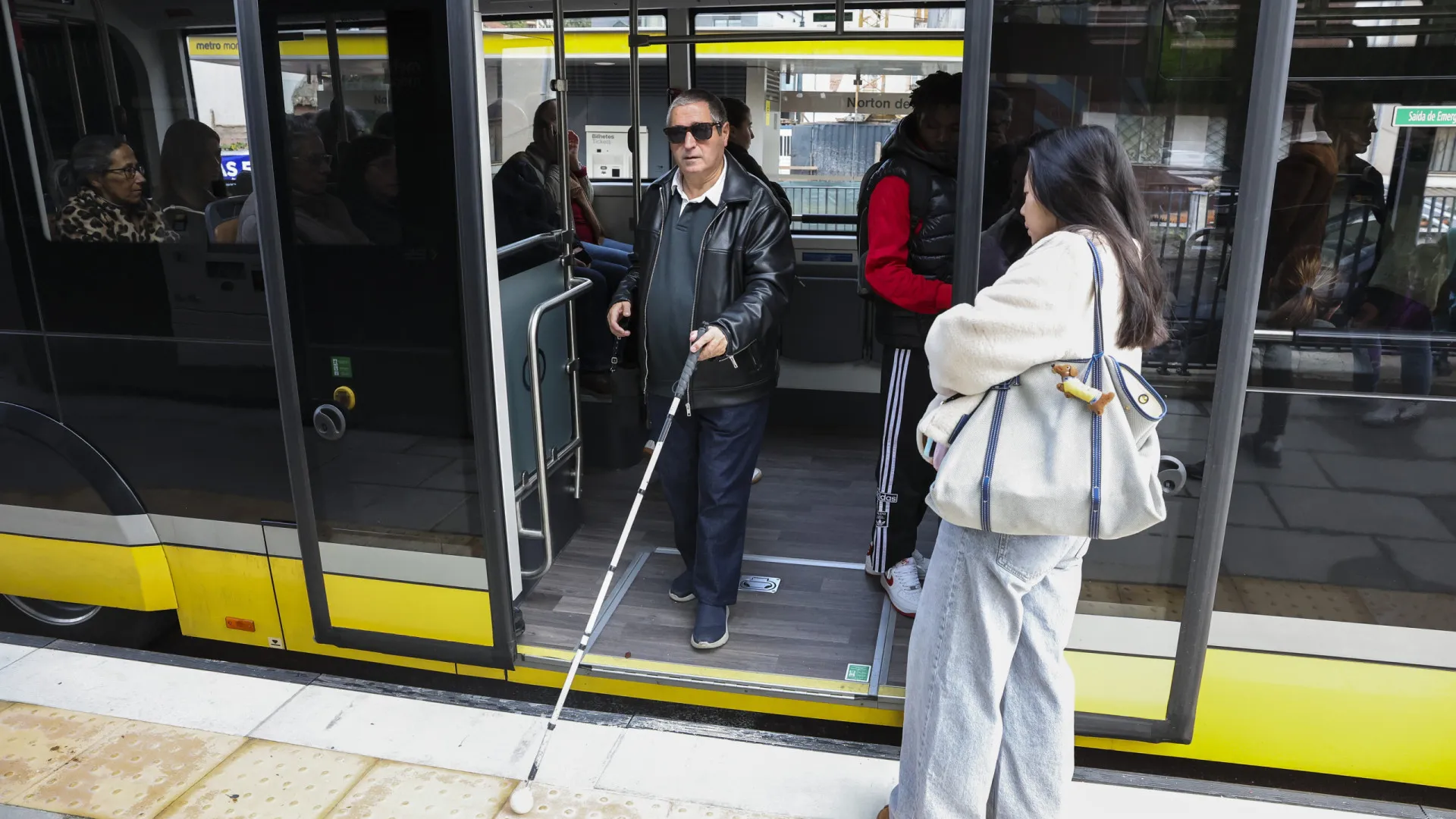 
                    'Metrobus' de Coimbra é inclusivo e seguro para pessoas cegas
                