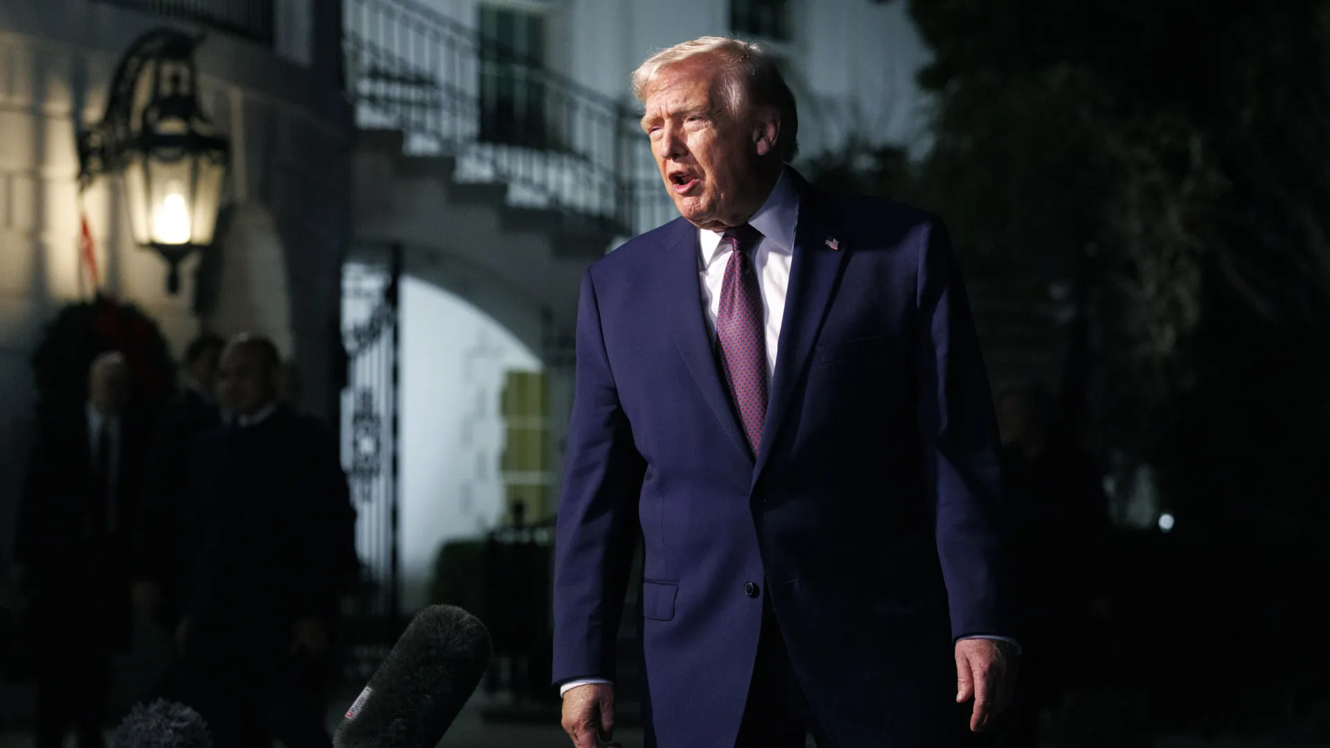 
                    Trump anuncia retirada da Guarda Nacional de cidades norte-americanas
                