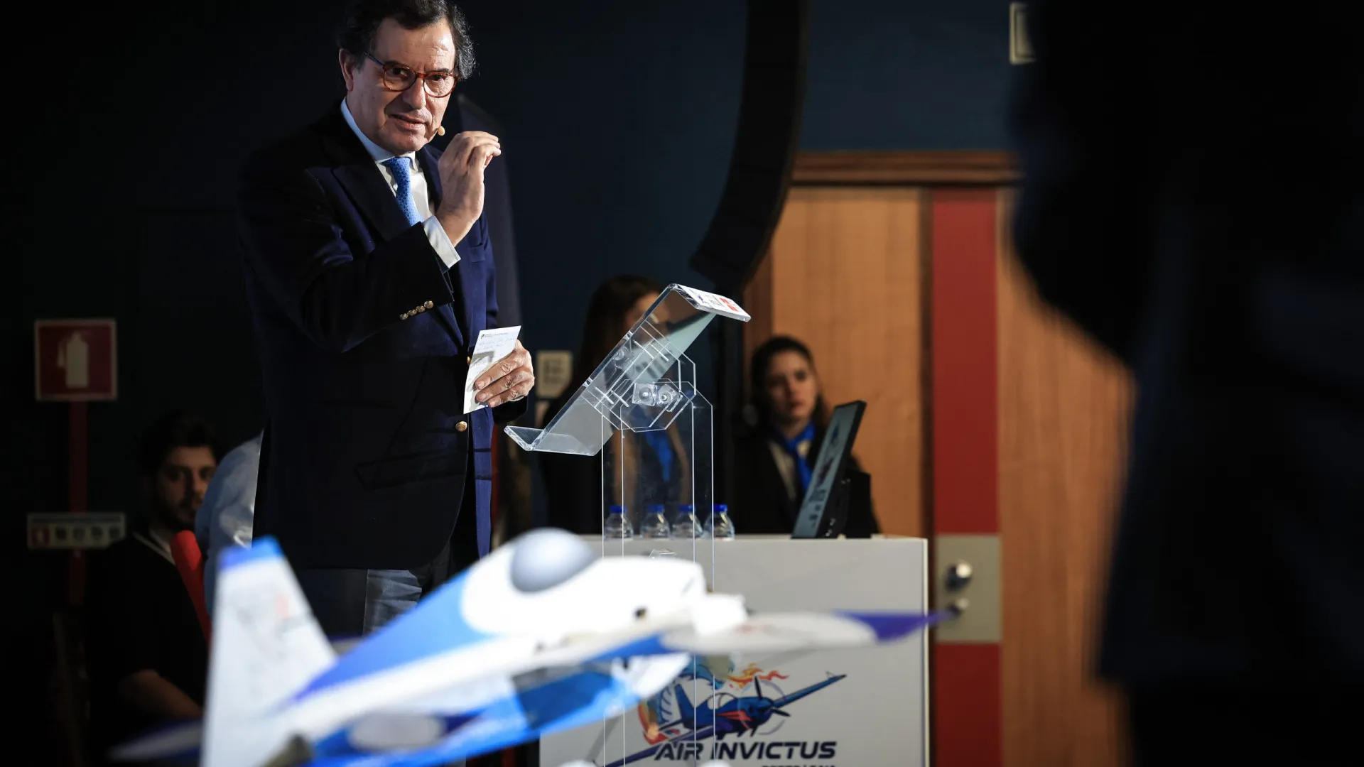 
                    Ministro quer parceiros sociais a refletir sobre crescimento dos salários
                