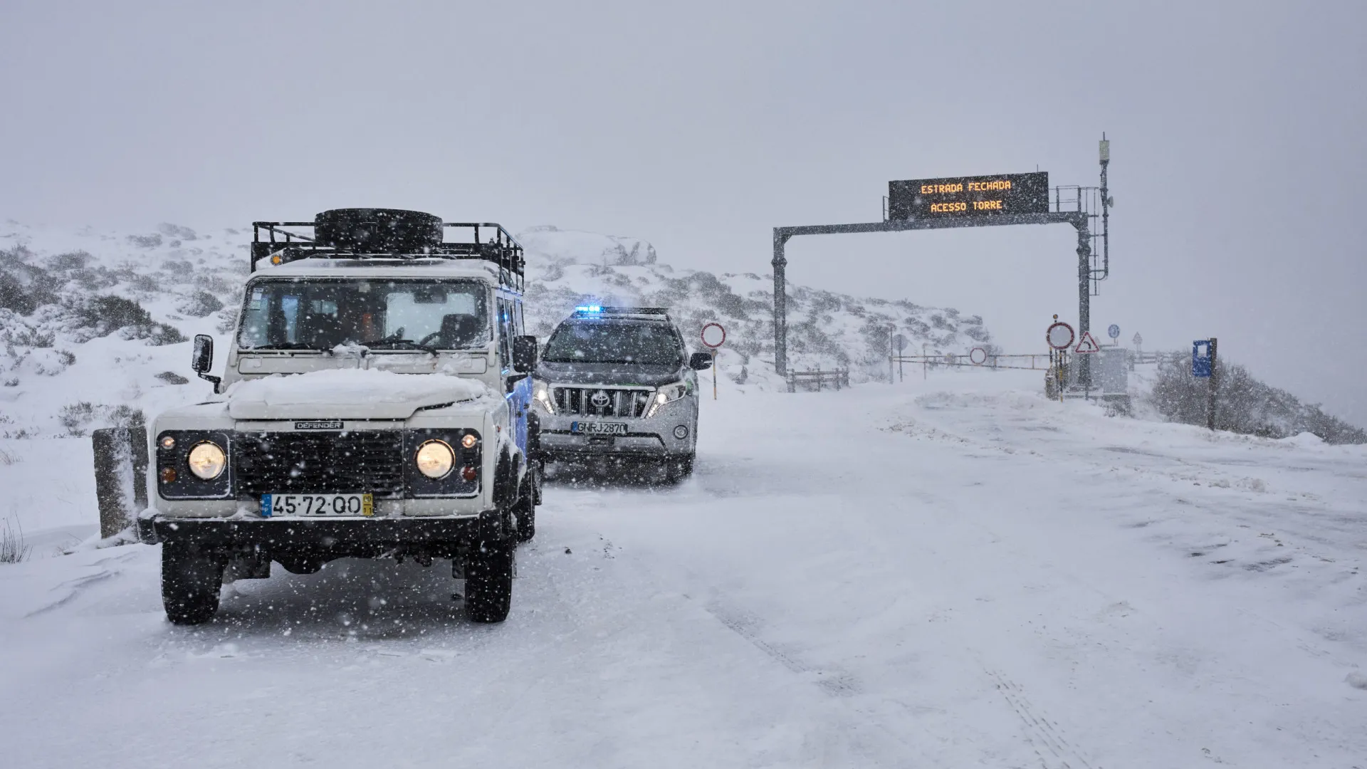 
                    Neve regressa e fecha estrada na Serra da Estrela
                
