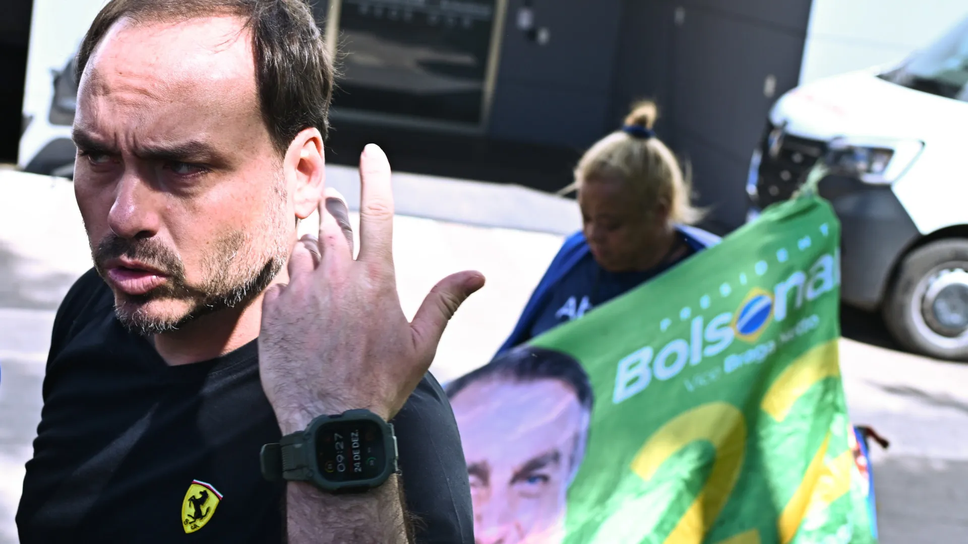 
                    Supremo Tribunal Federal autoriza filhos a visitar Bolsonaro na prisão
                