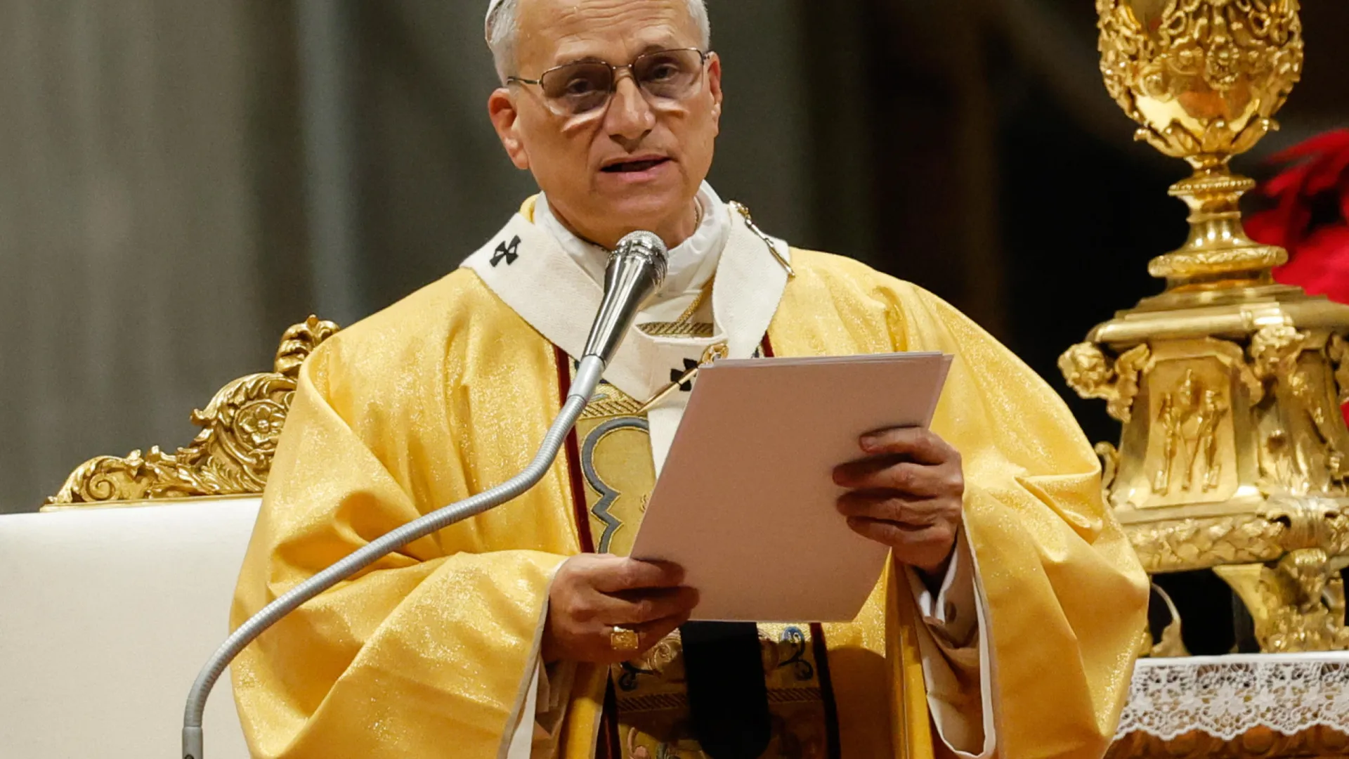 
                    Papa lamenta economia que 