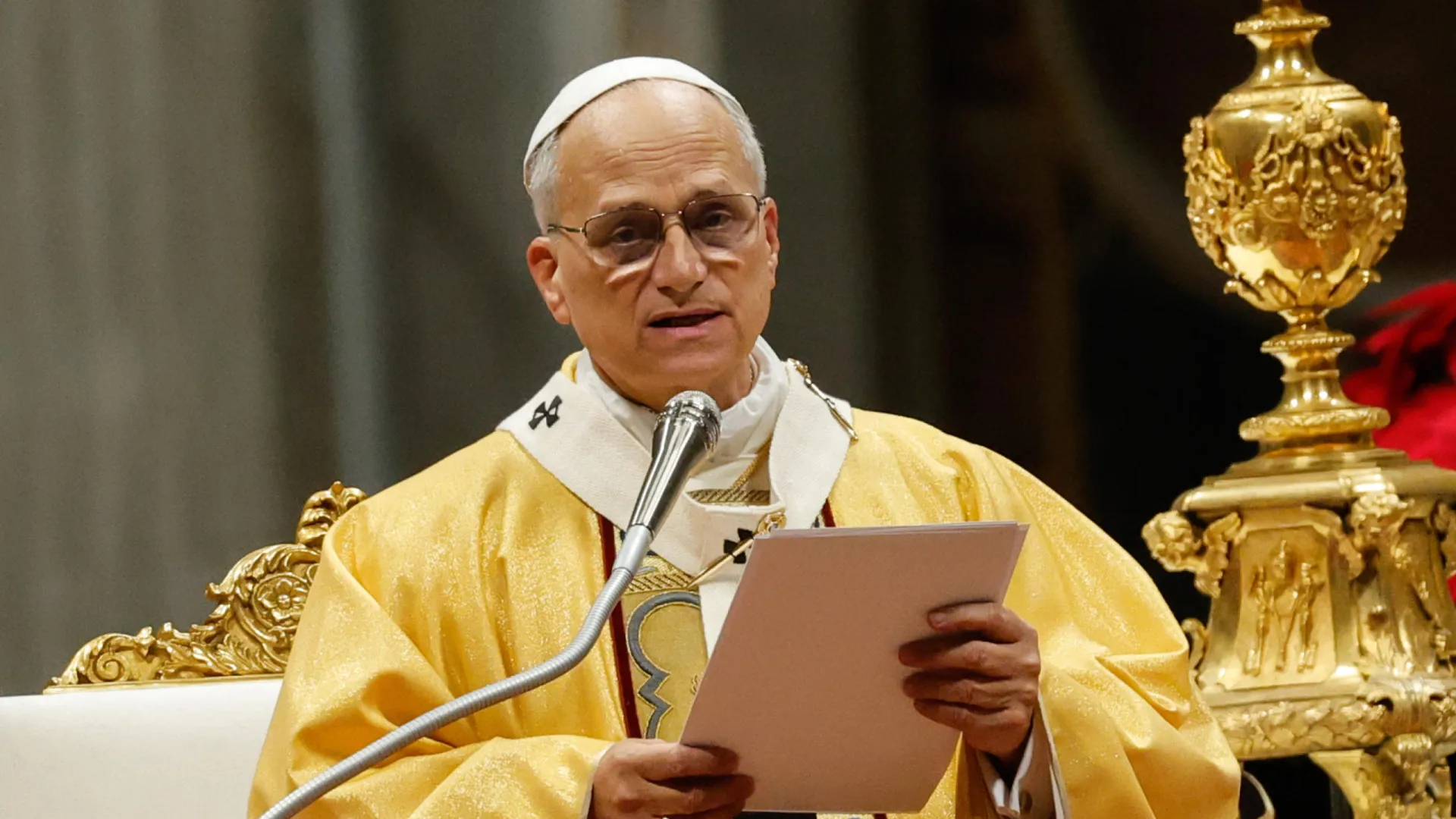 
                    Papa lamenta economia que 