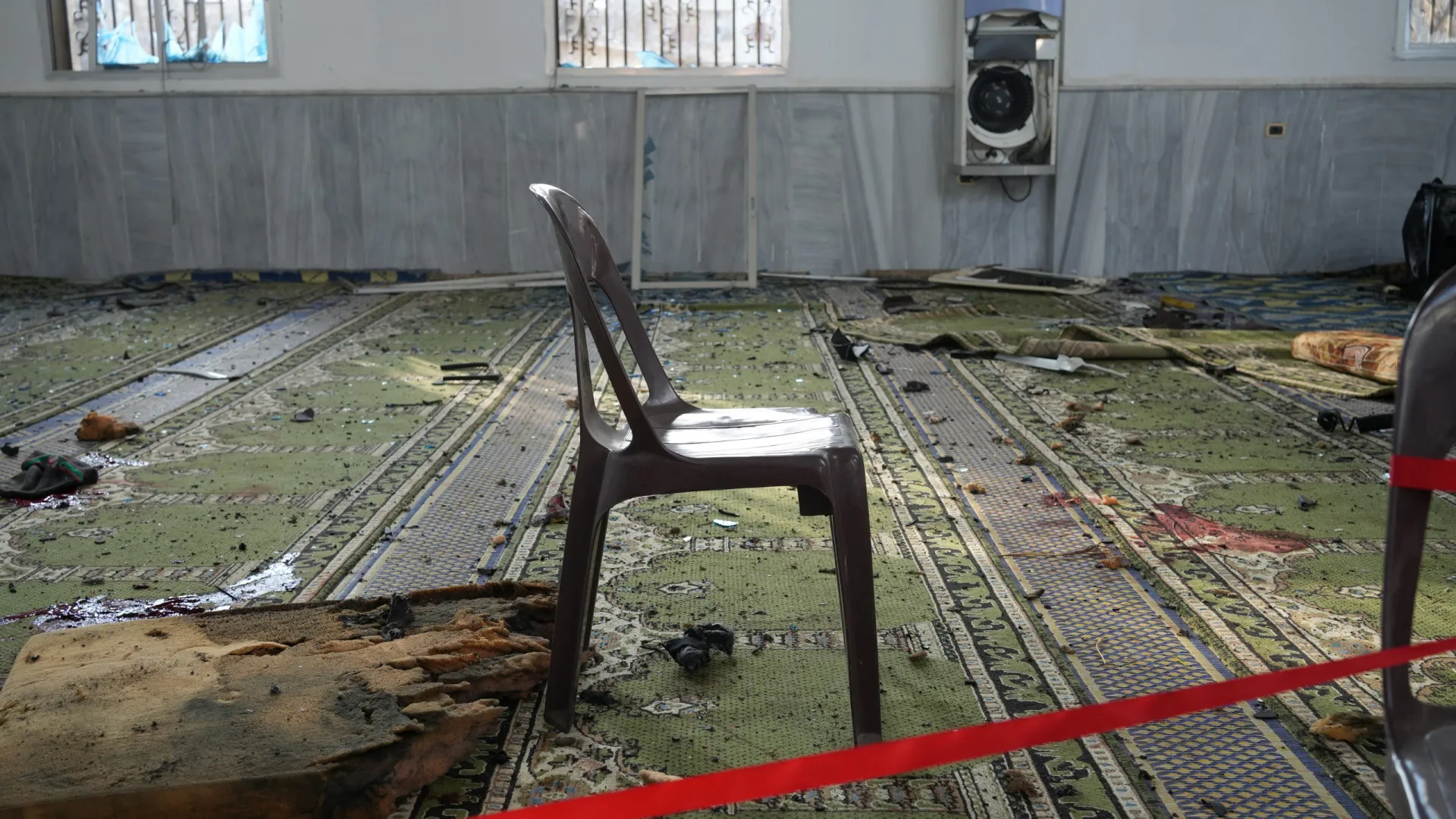 
                    Cinco mortos e 21 feridos em explosão numa mesquita em Homs
                