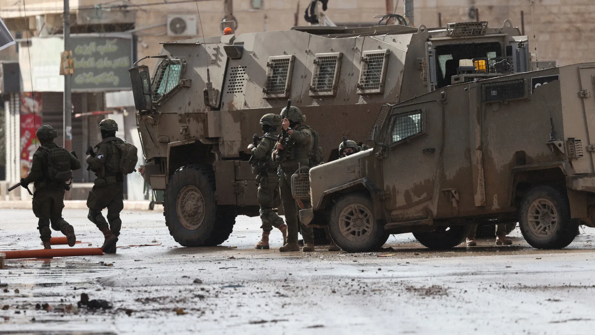 
                    Israel cerca cidade da Cisjordânia em resposta a ataque de palestiniano
                