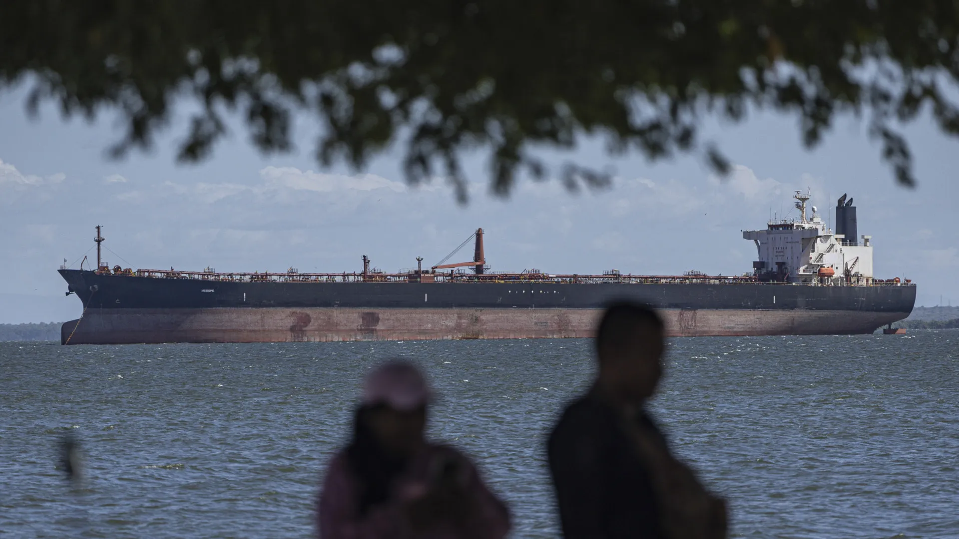 
                    Caracas anuncia regresso a país de petroleiro em operação conjunta com EUA
                