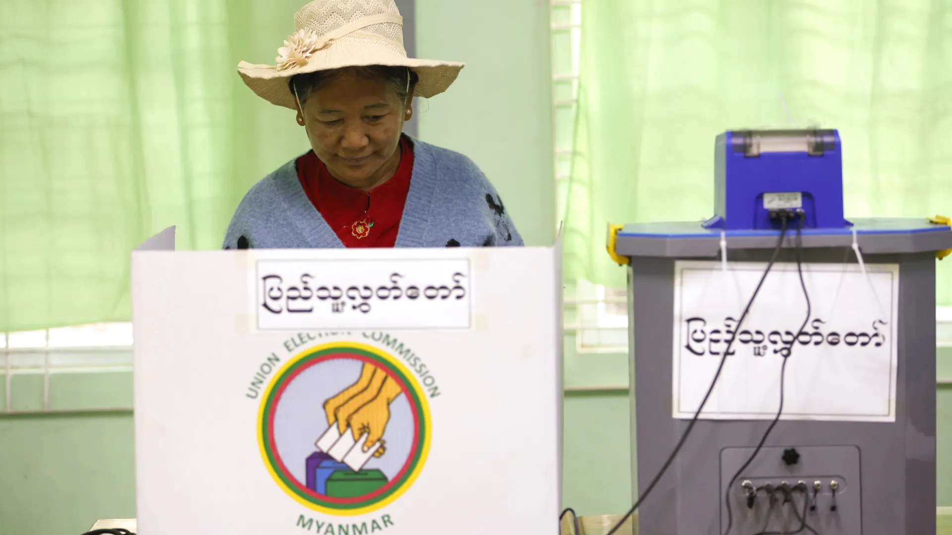 
                    Mesas de voto abrem em Myanmar. Eleições excluem oposição pró-democrática
                