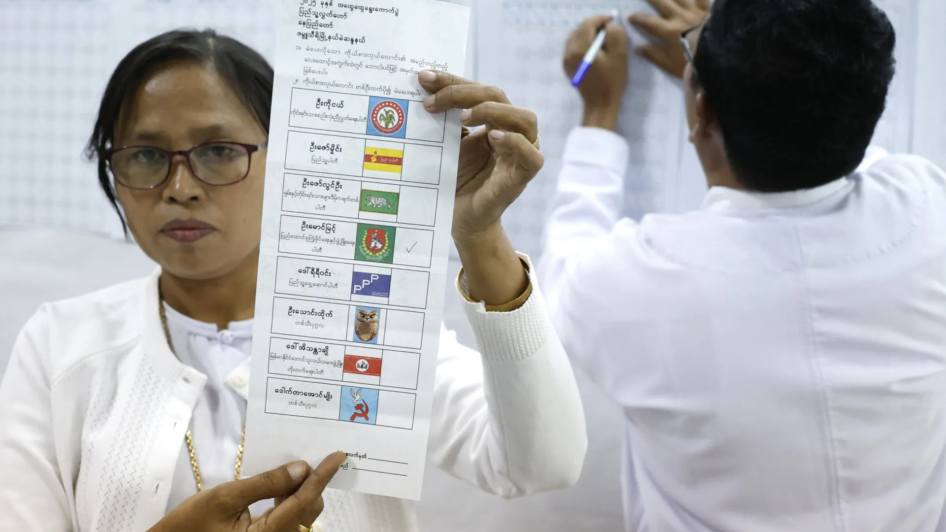 
                    Partido pró-militar reivindica vitória nas legislativas em Myanmar
                