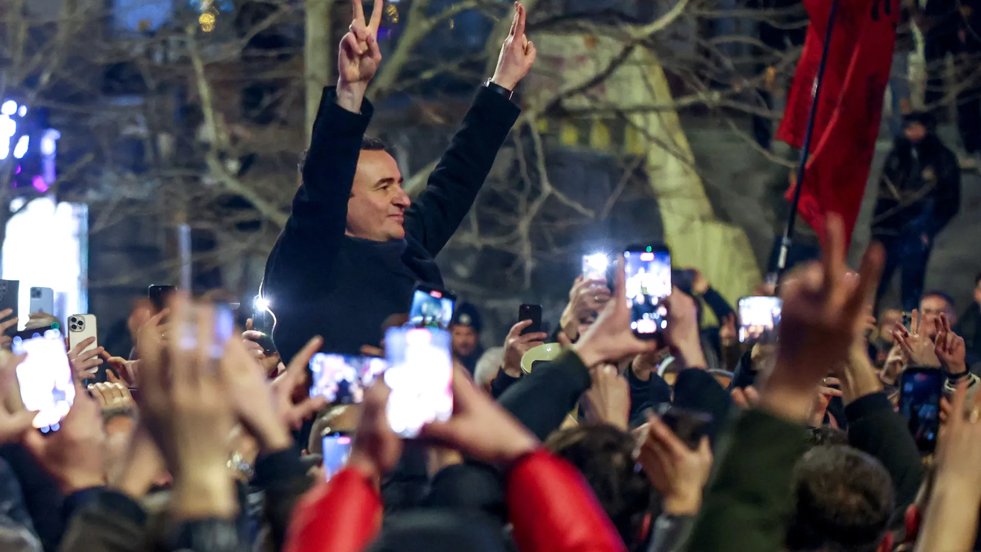 
                    Albin Kurti reeleito primeiro-ministro do Kosovo após um ano de incerteza
                