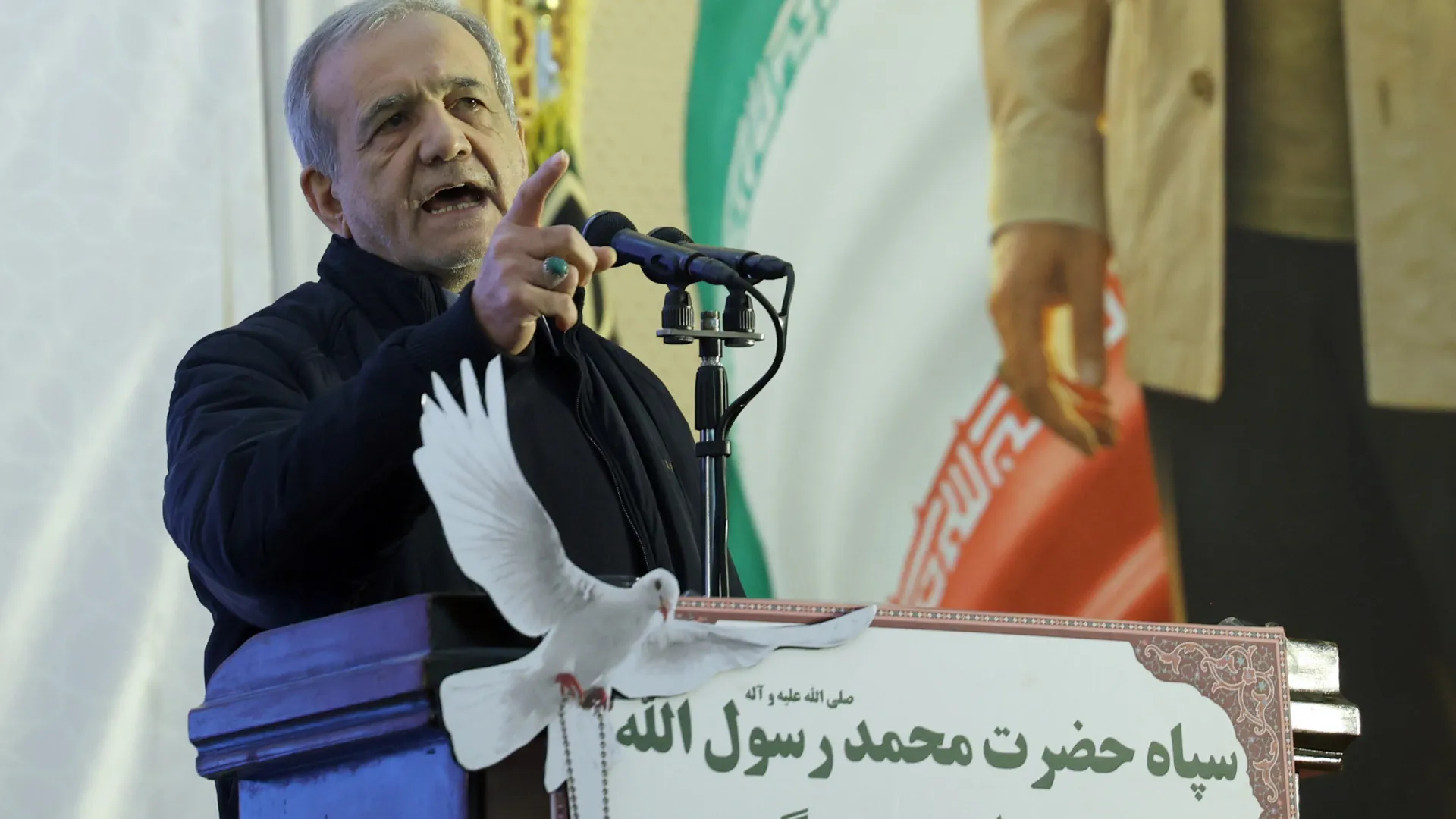 
                    Presidente iraniano pede às forças de segurança para evitarem confrontos
                