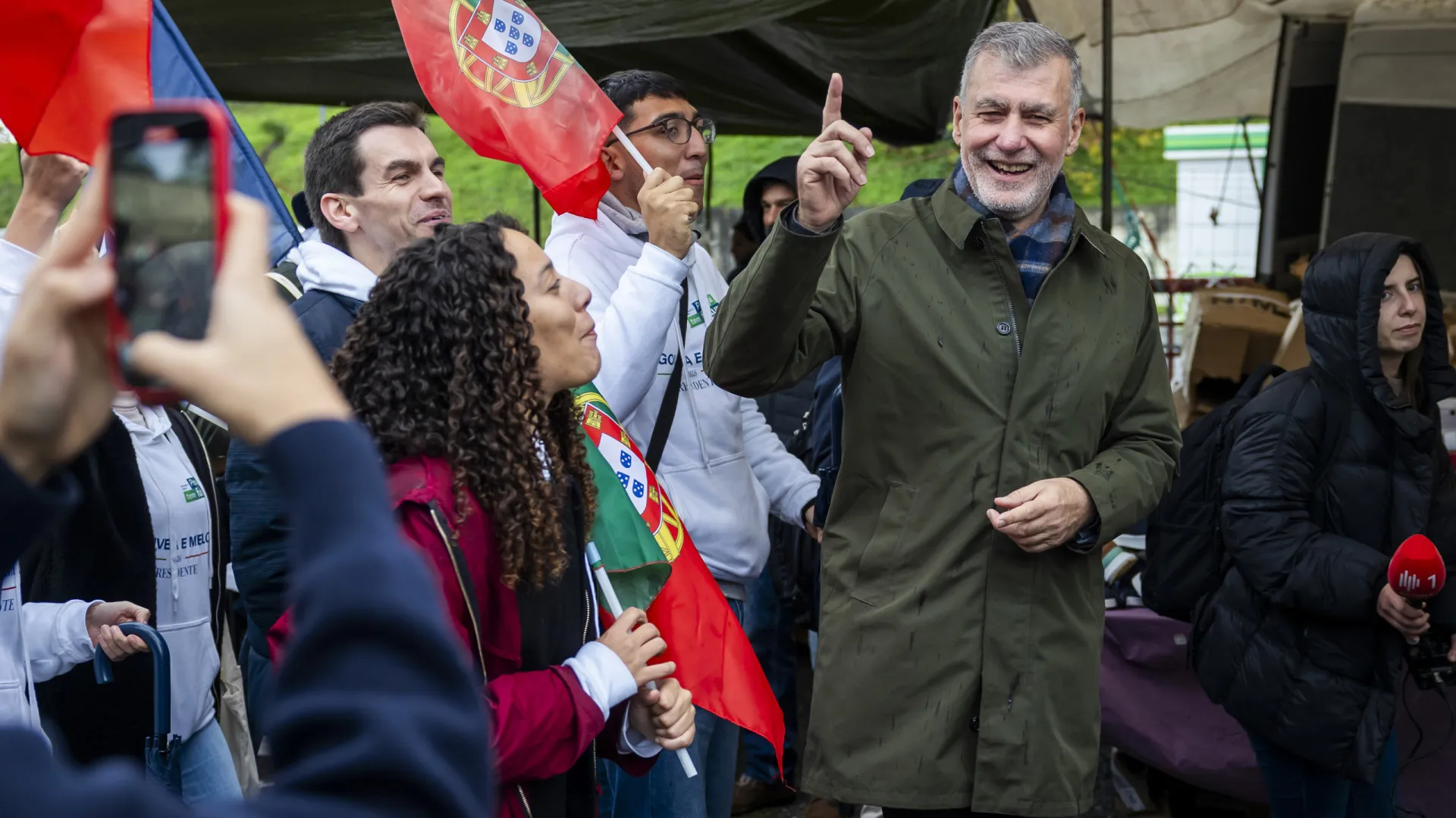 
                    Gouveia e Melo desvaloriza tendência de queda nas sondagens
                