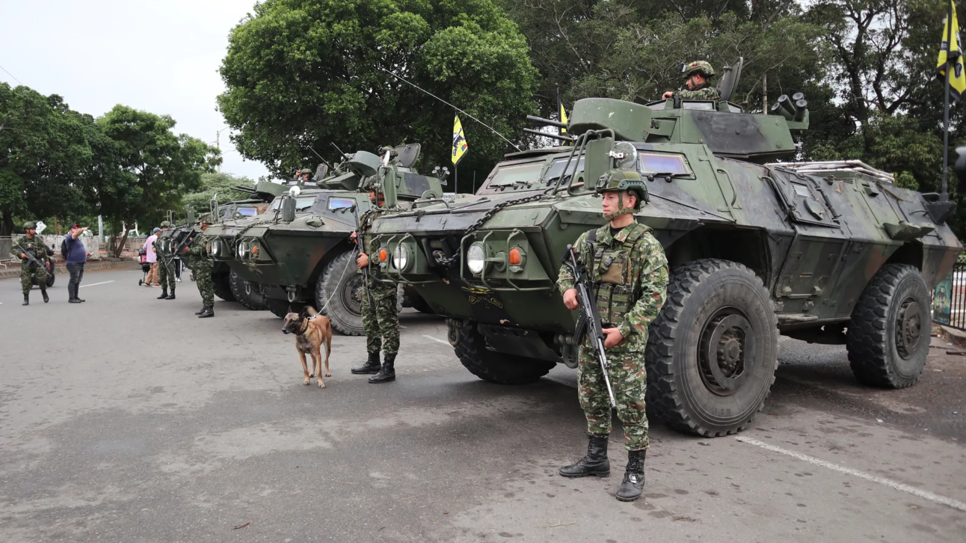 
                    Colômbia mobiliza 30 mil soldados para a fronteira com Venezuela
                